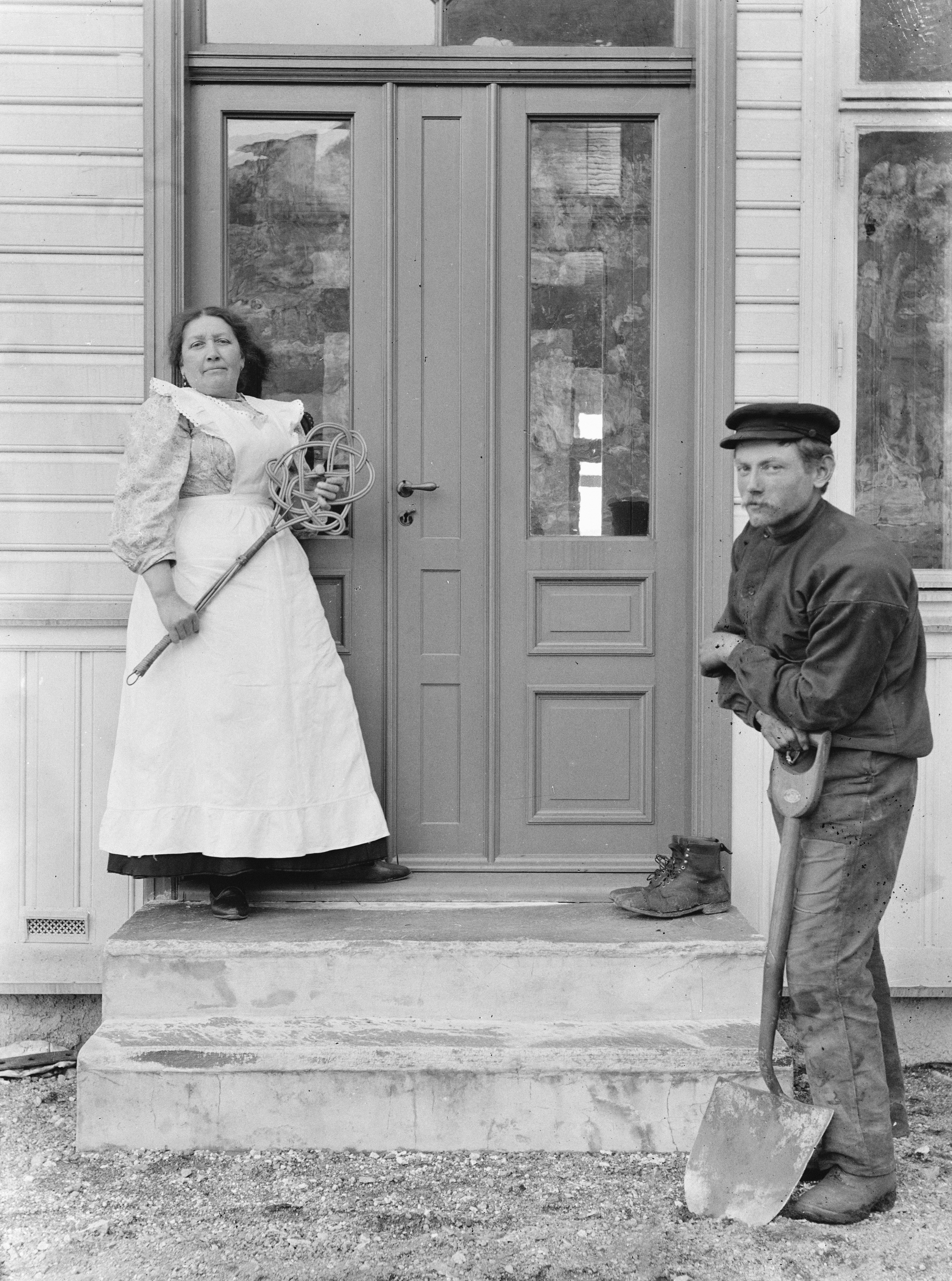 Una donna e un uomo stanno su un portico.