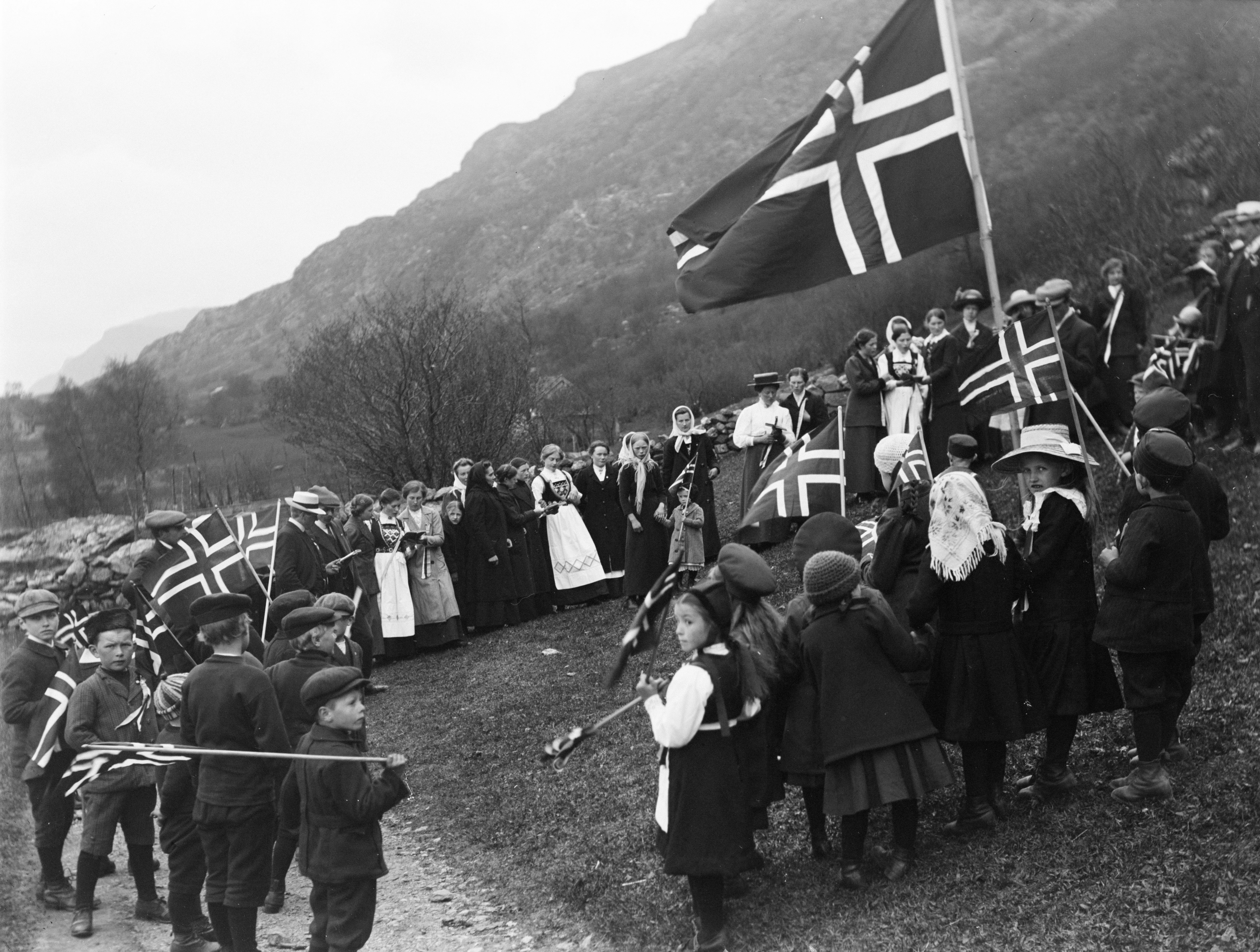 ノルウェーの旗を掲げた伝統的な衣装を着た人々