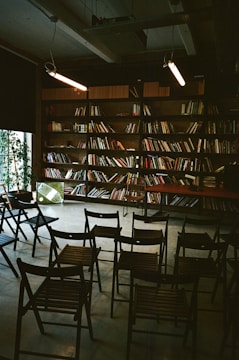 A room filled with lots of books and chairs