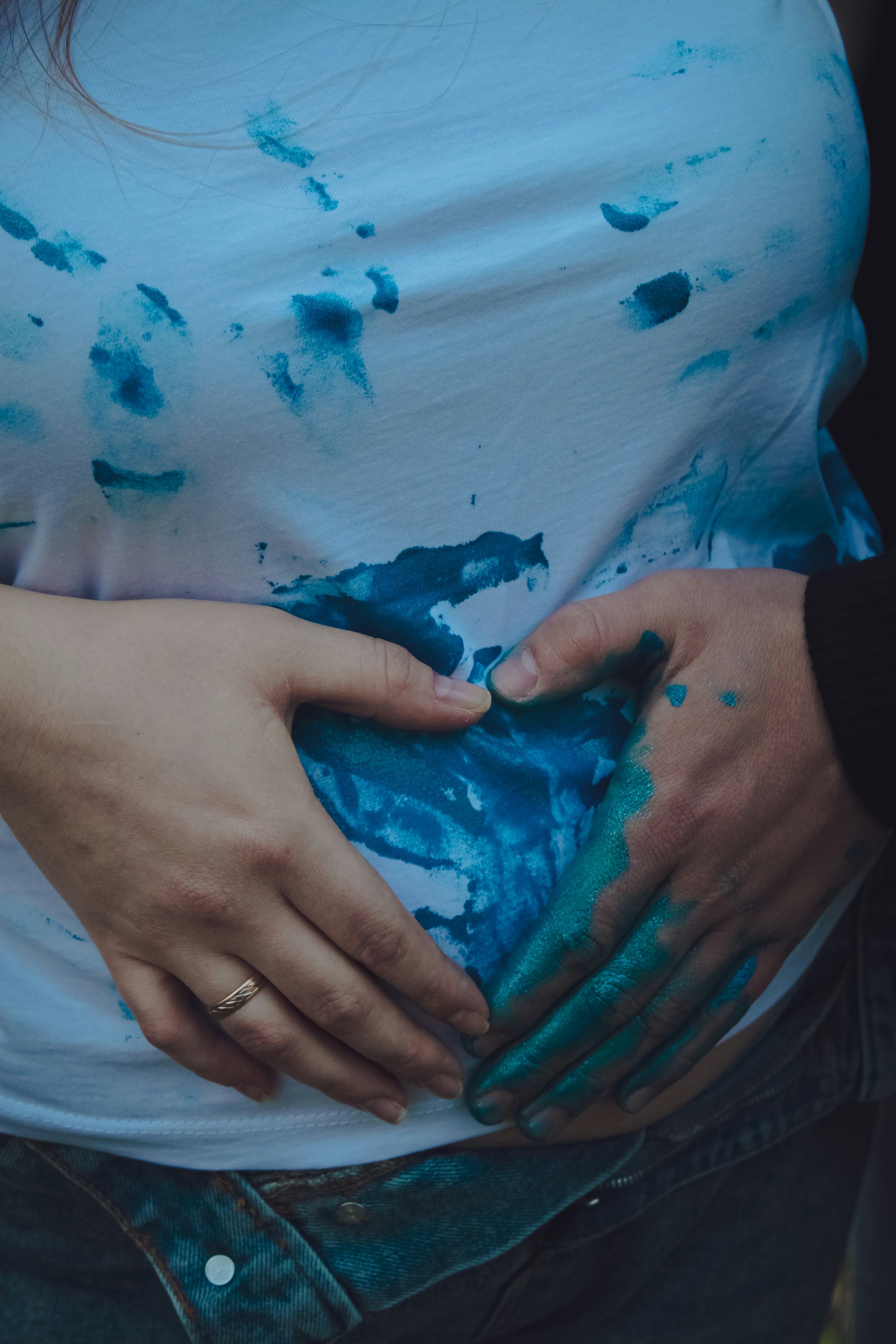 A woman holding her stomach covered in blue paint photo – Free Portrait  Image on Unsplash, image size:3000x4500