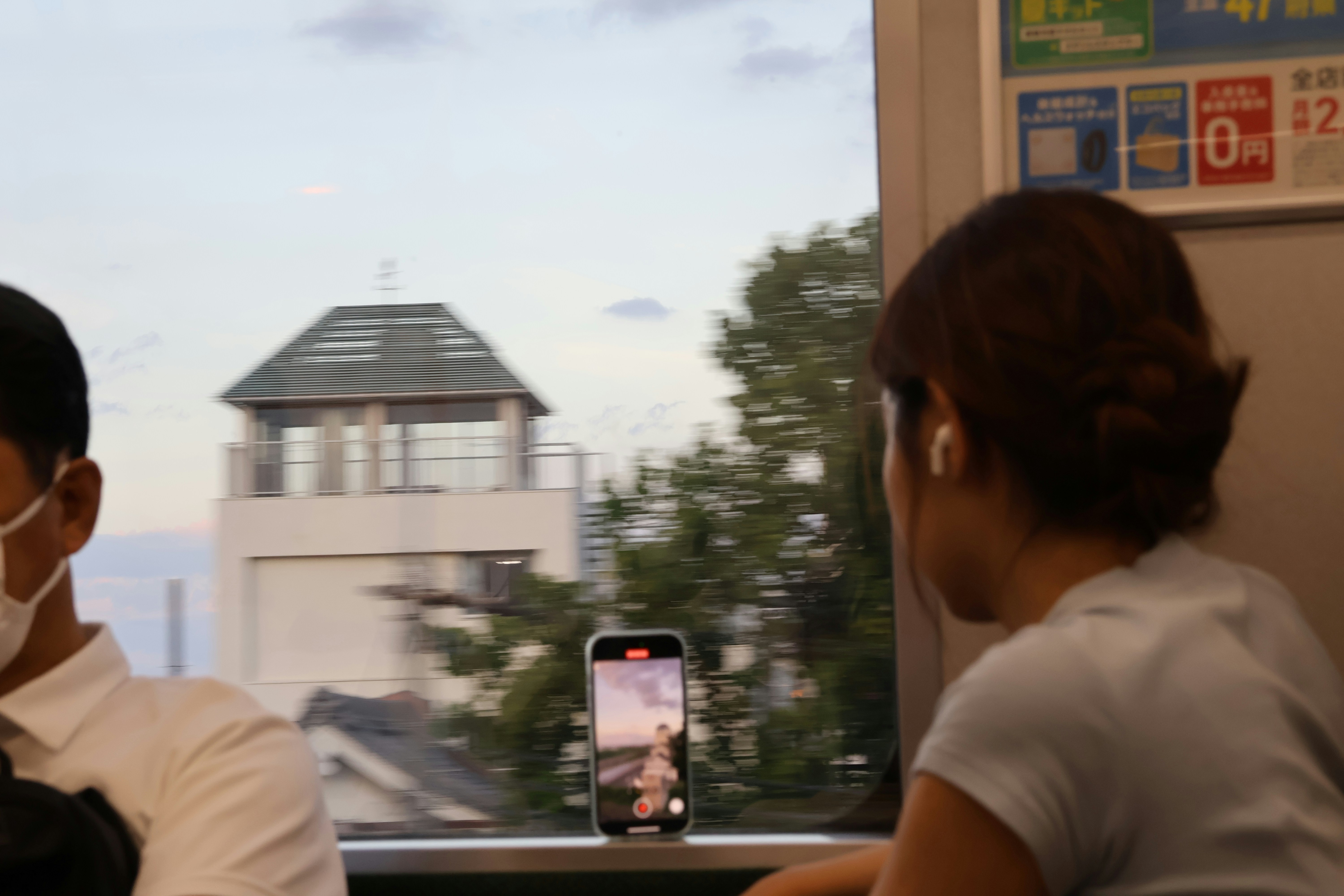 Isang split screen na nagpapakita ng dalawang tao sa magkaibang lokasyon, video calling sa isa 't isa at nakangiti.