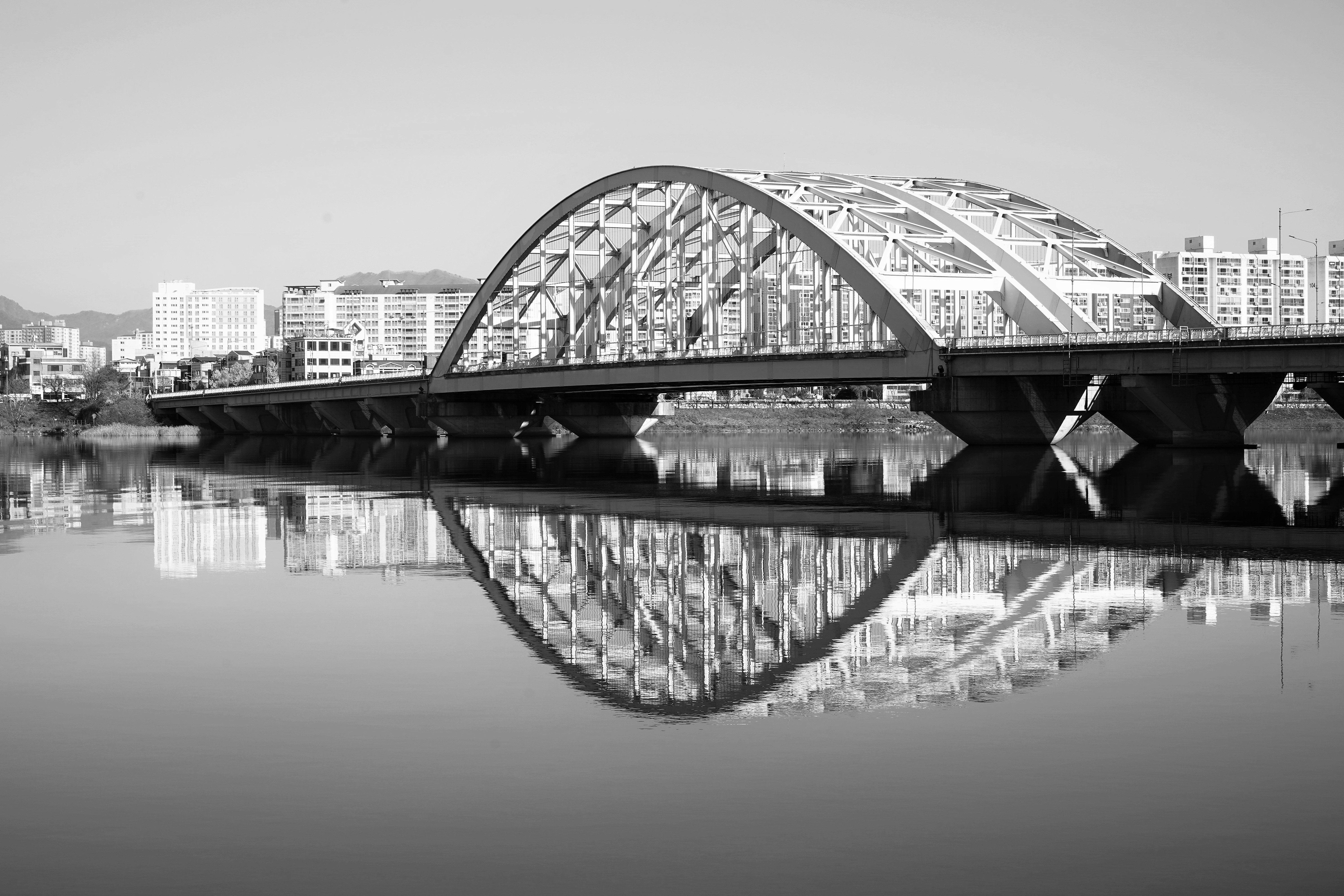 Ein Schwarz-Weiß-Foto einer Brücke über das Wasser
