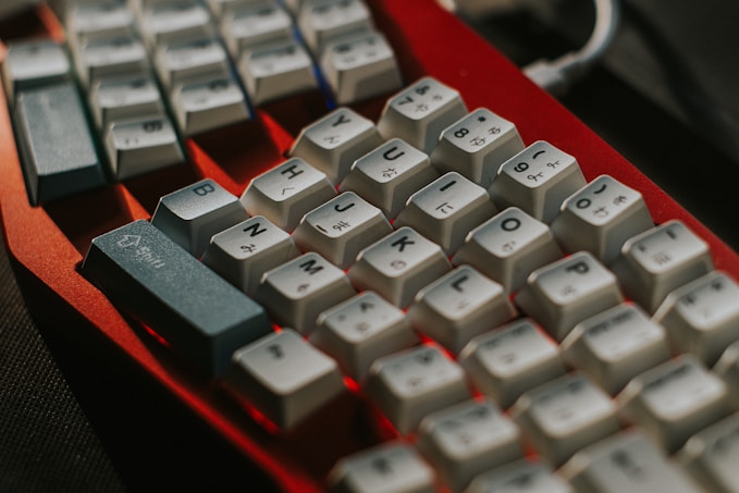 um teclado ergonômico.