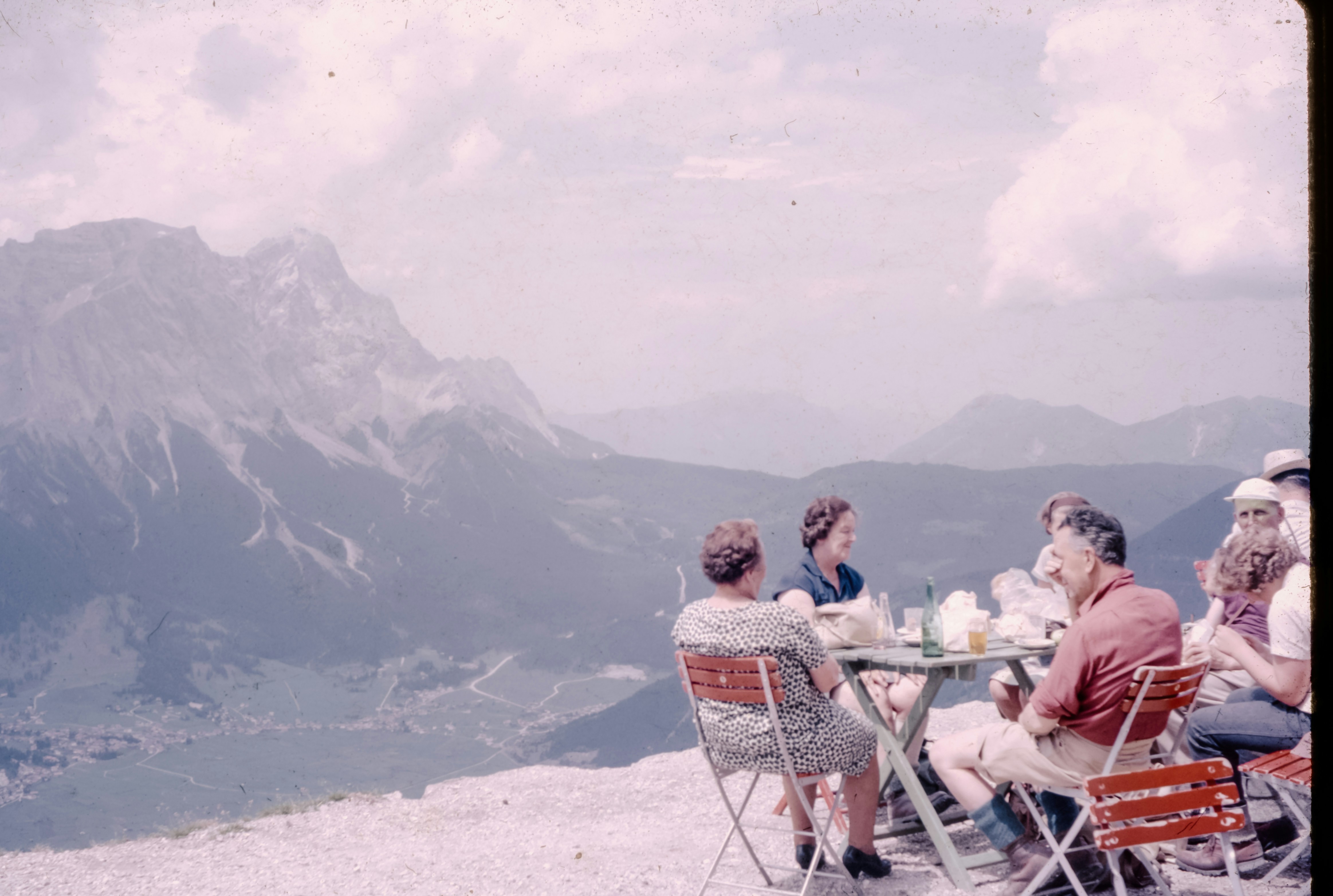 山の上のテーブルに座っている人々のグループ