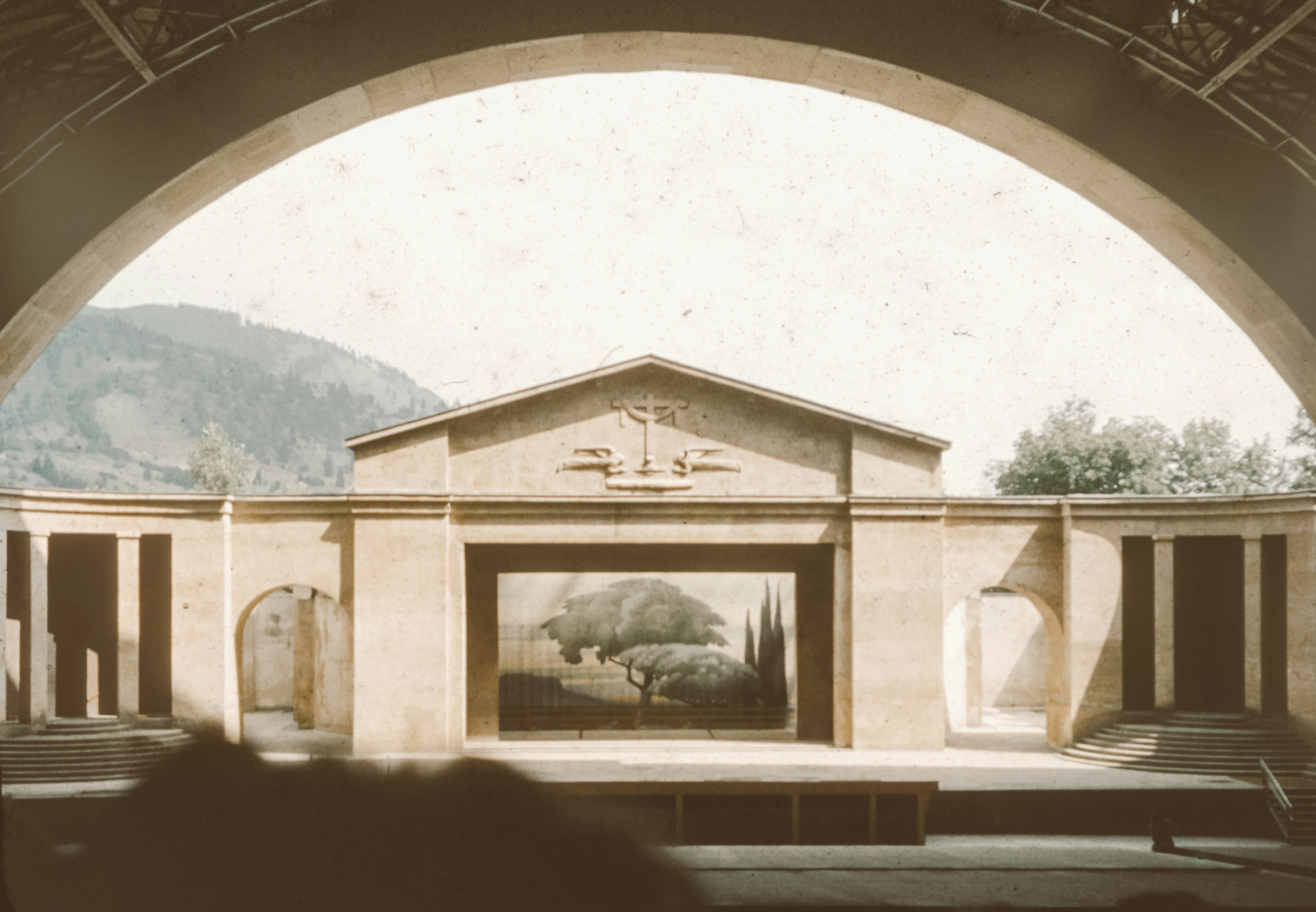 壁に絵が描かれた大きな建物