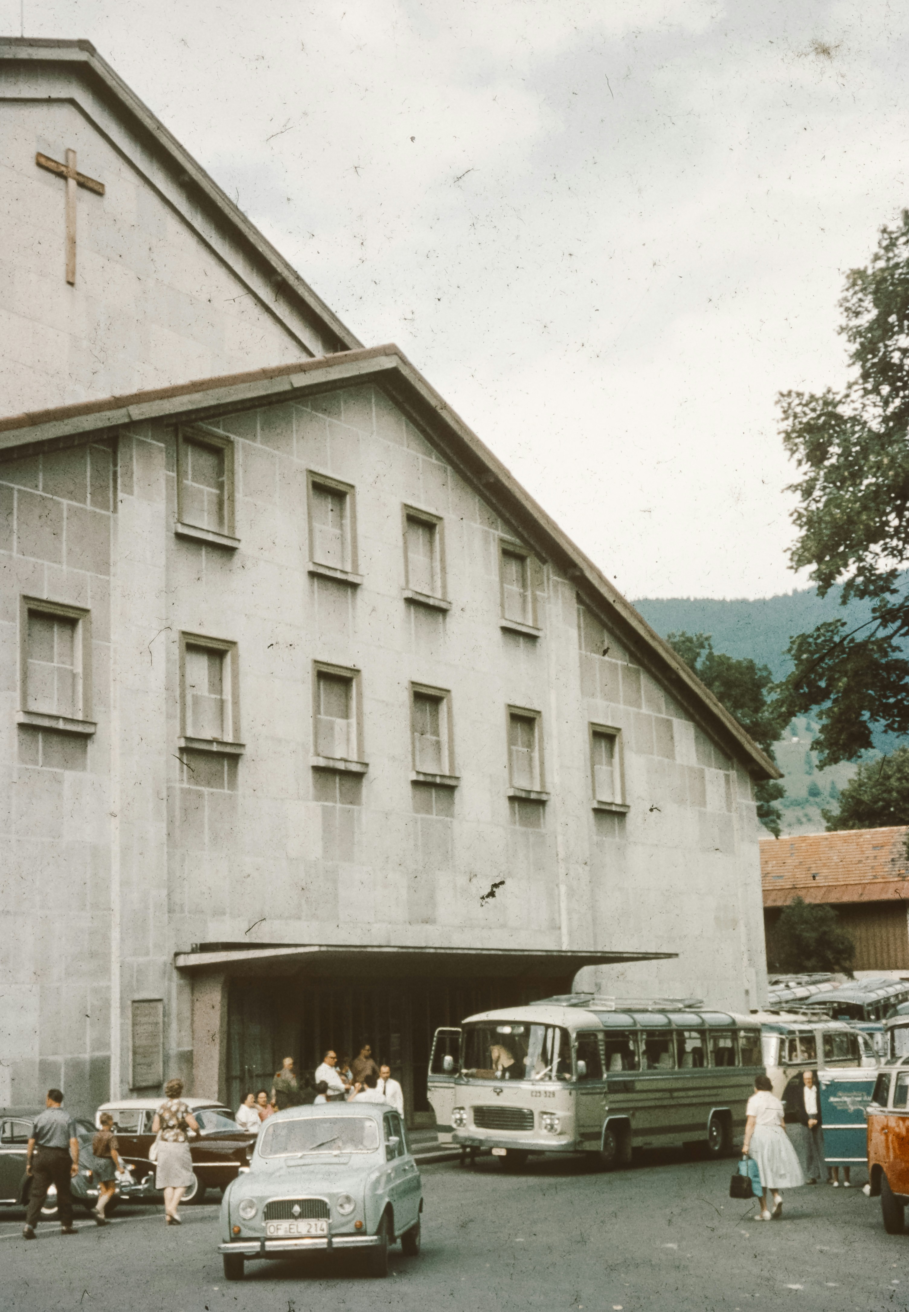 建物の前に立つ人々のグループ
