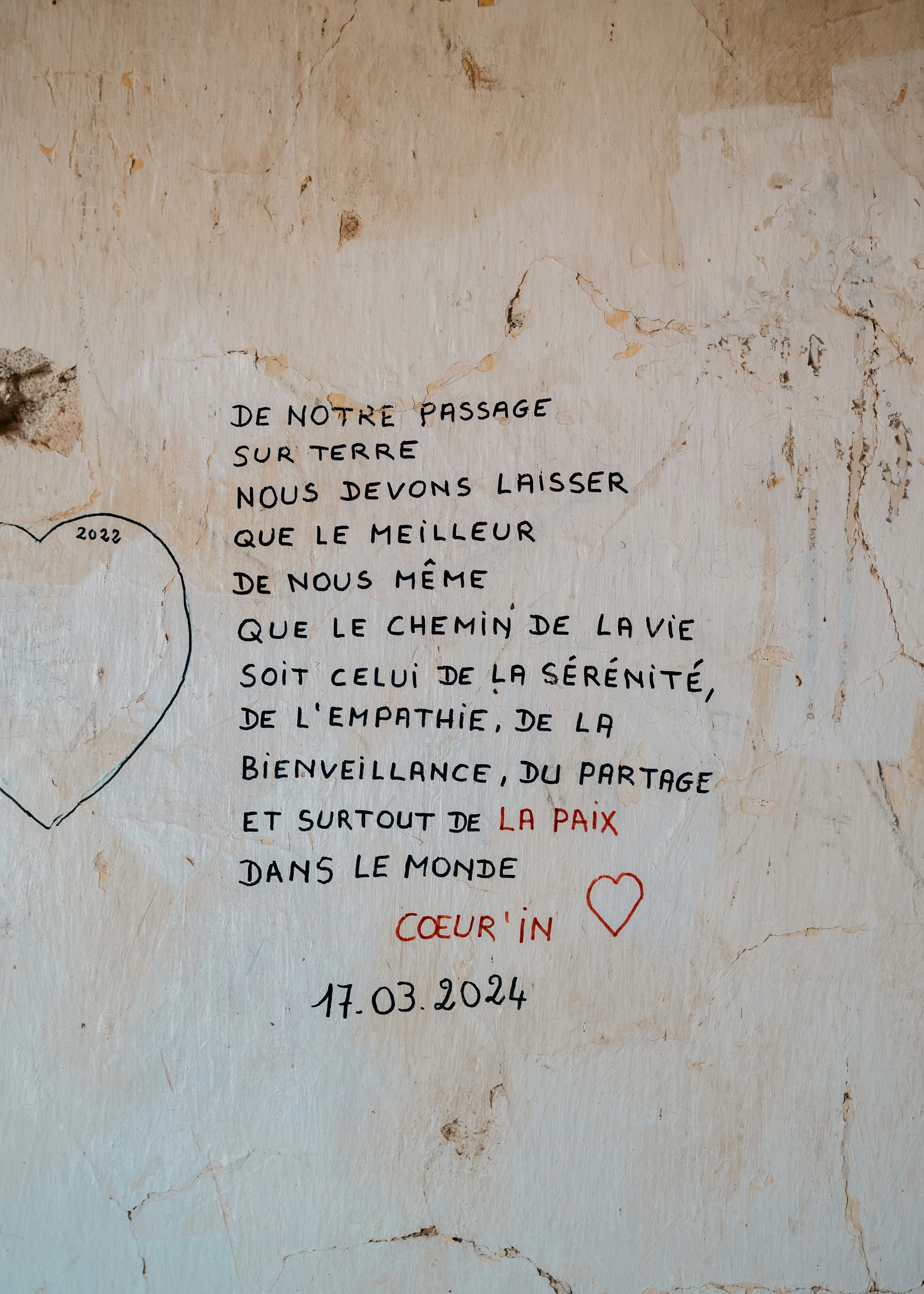 Un message écrit sur un mur avec un cœur