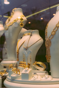 A display case filled with lots of white mannequins