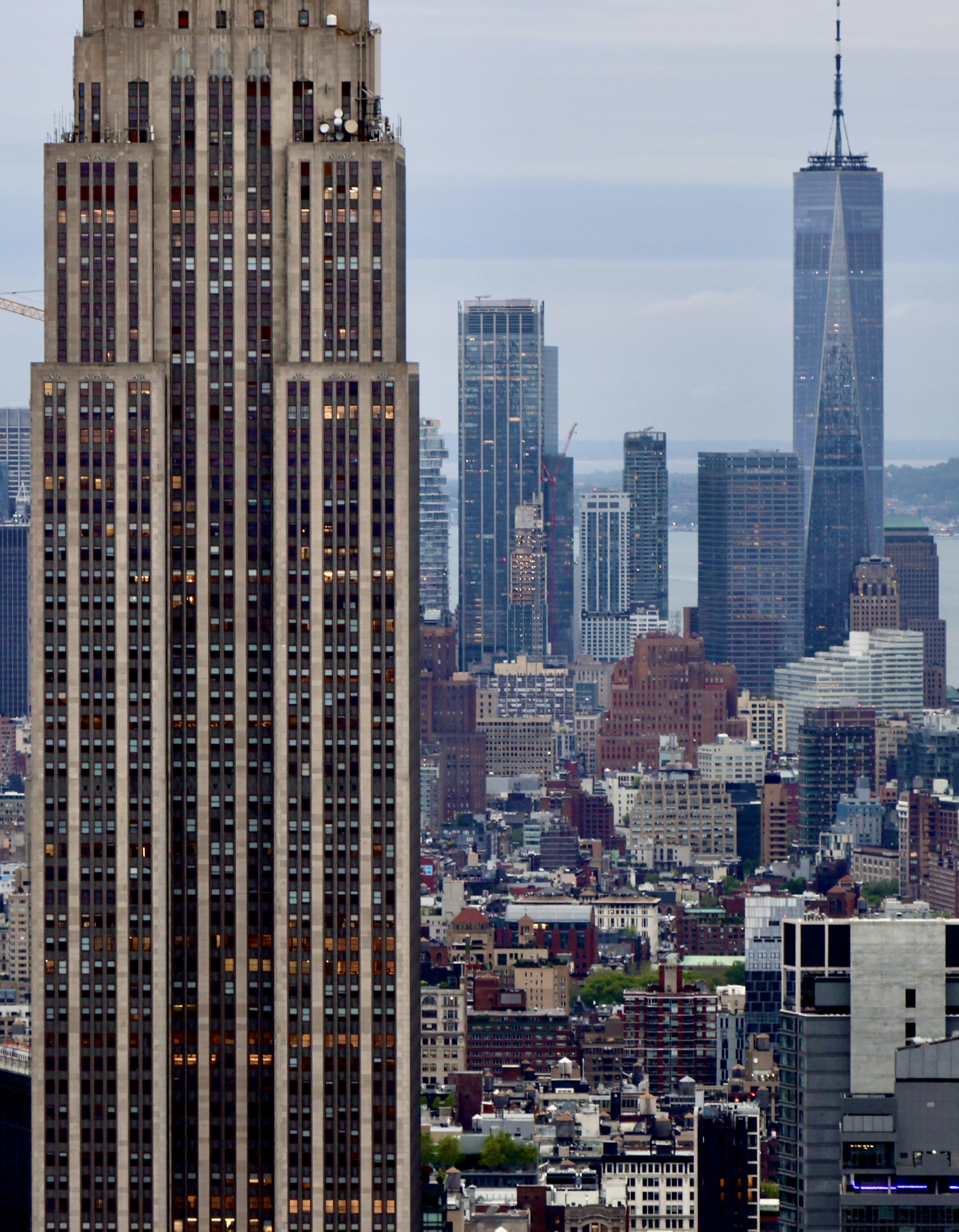 A very tall building in the middle of a city