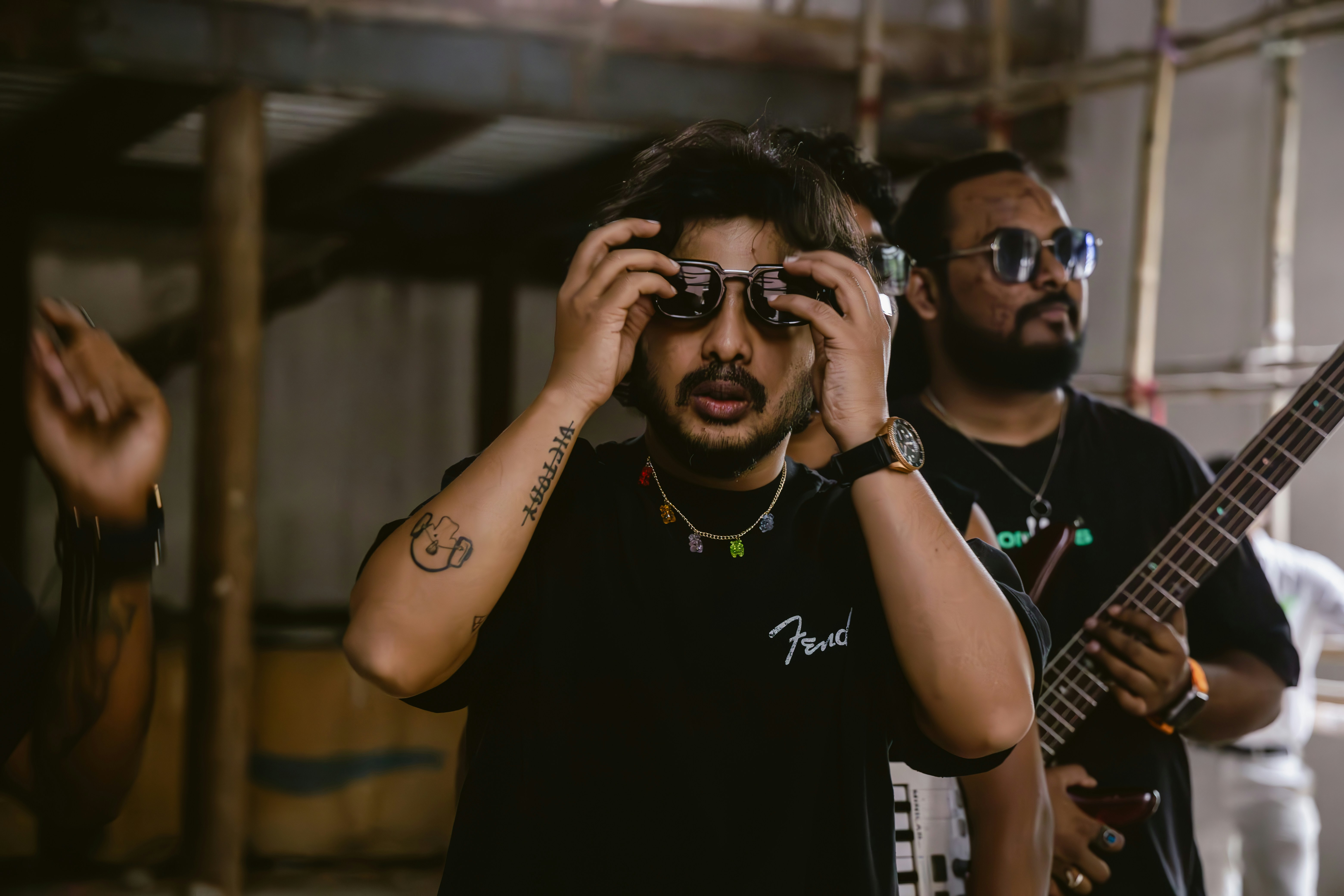 Sekelompok pria berdiri bersebelahan
