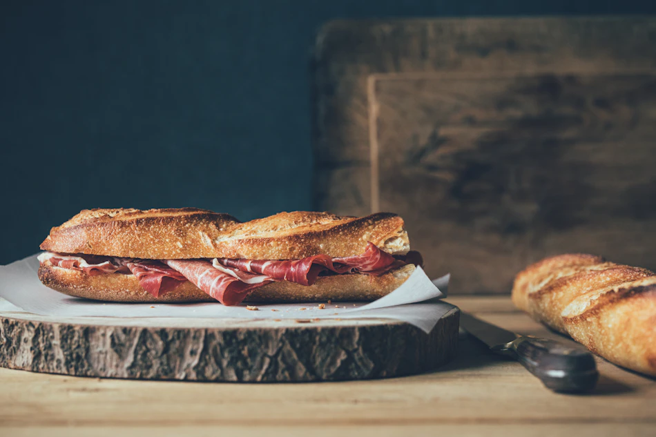 Bocadillo de jamón sobre una tabla, fotografía ilustrativa