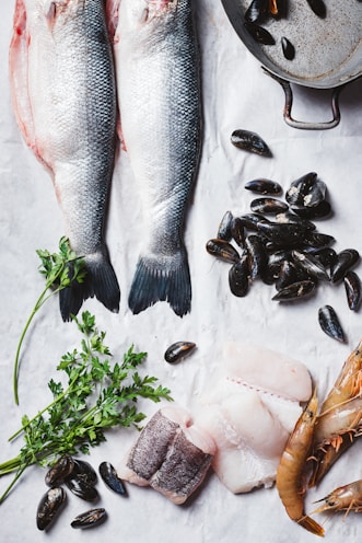 A table topped with different types of seafood