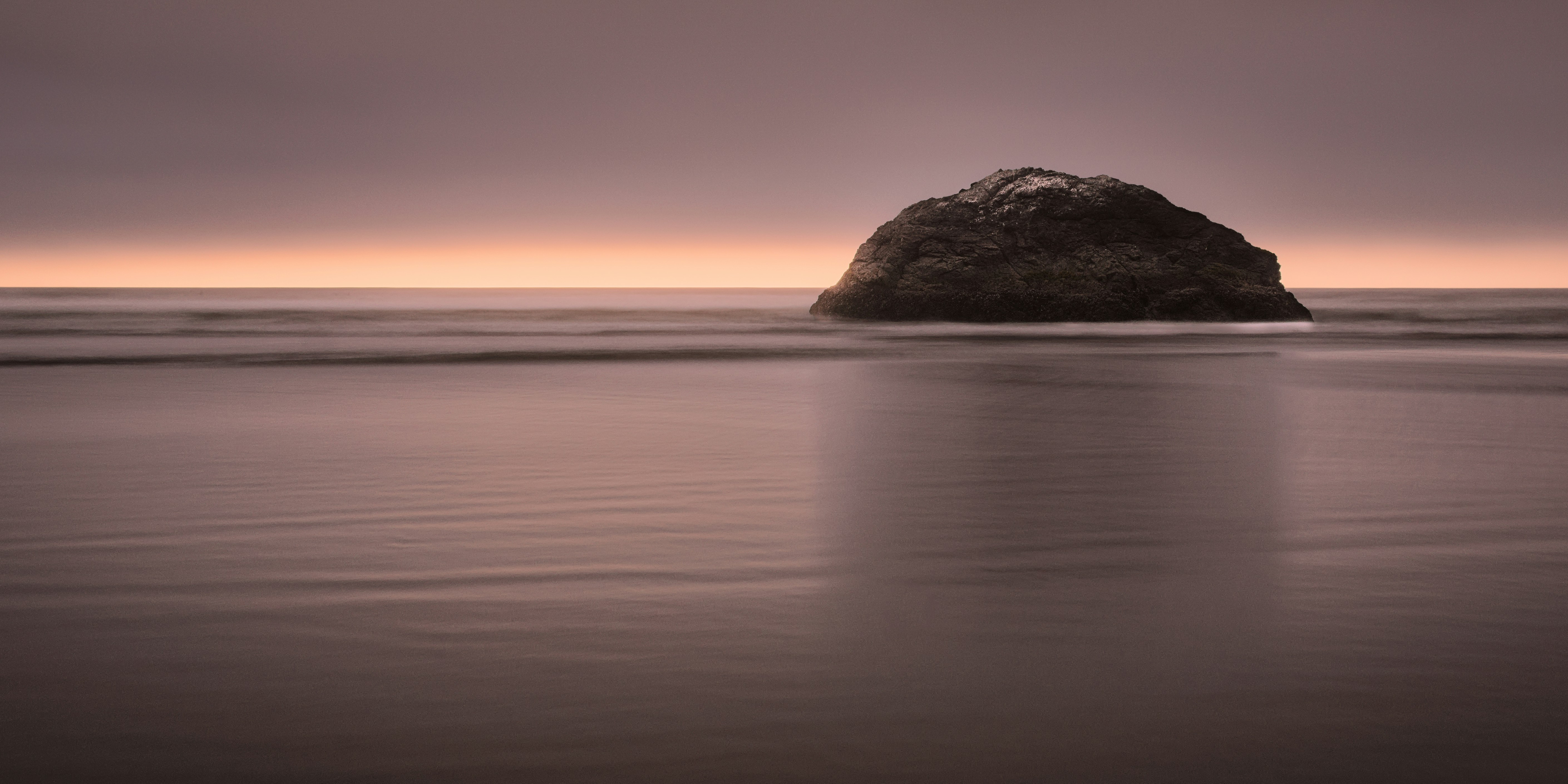 Ein Felsen mitten in einem Gewässer