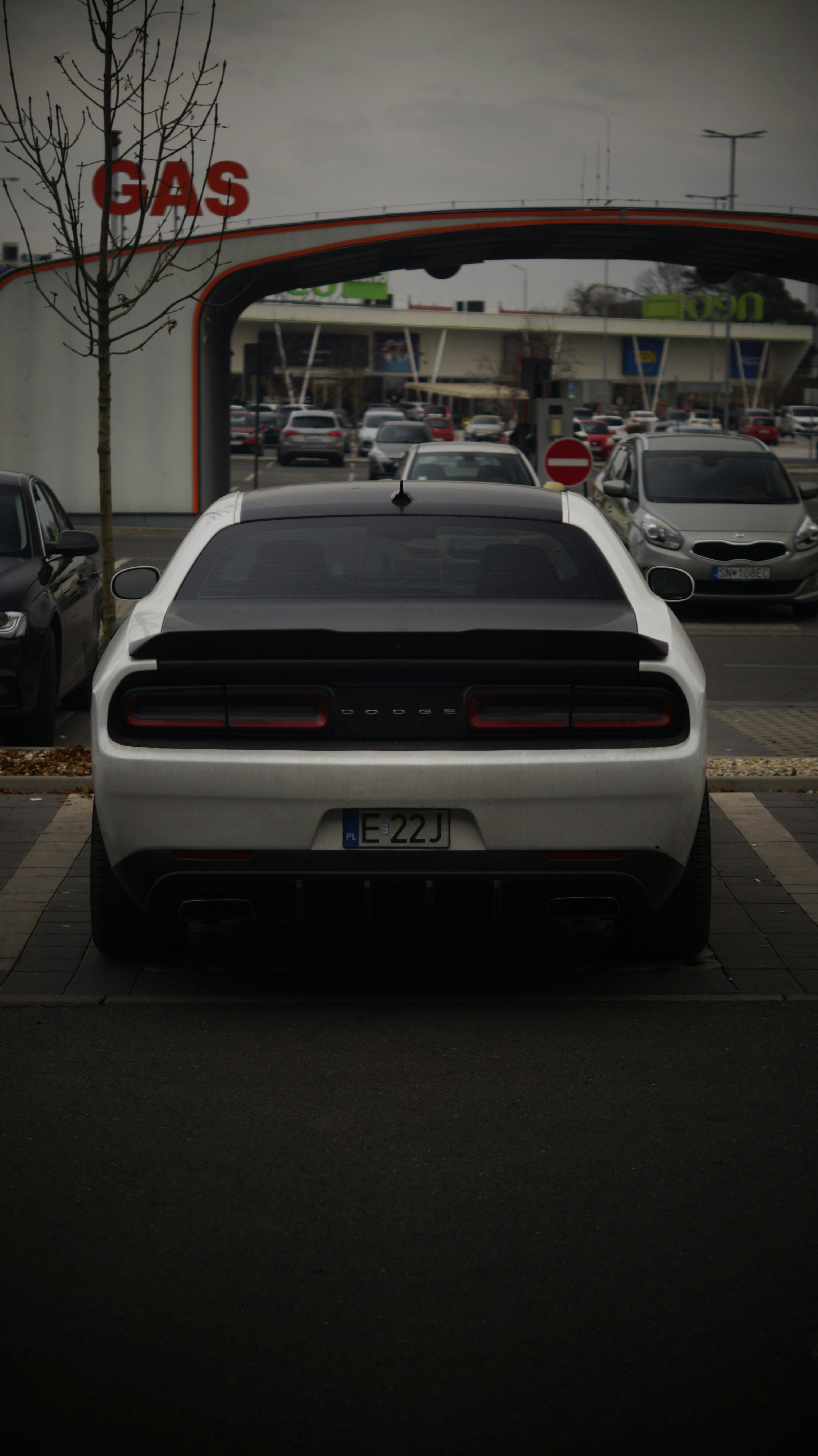 Un auto deportivo blanco estacionado en un estacionamiento