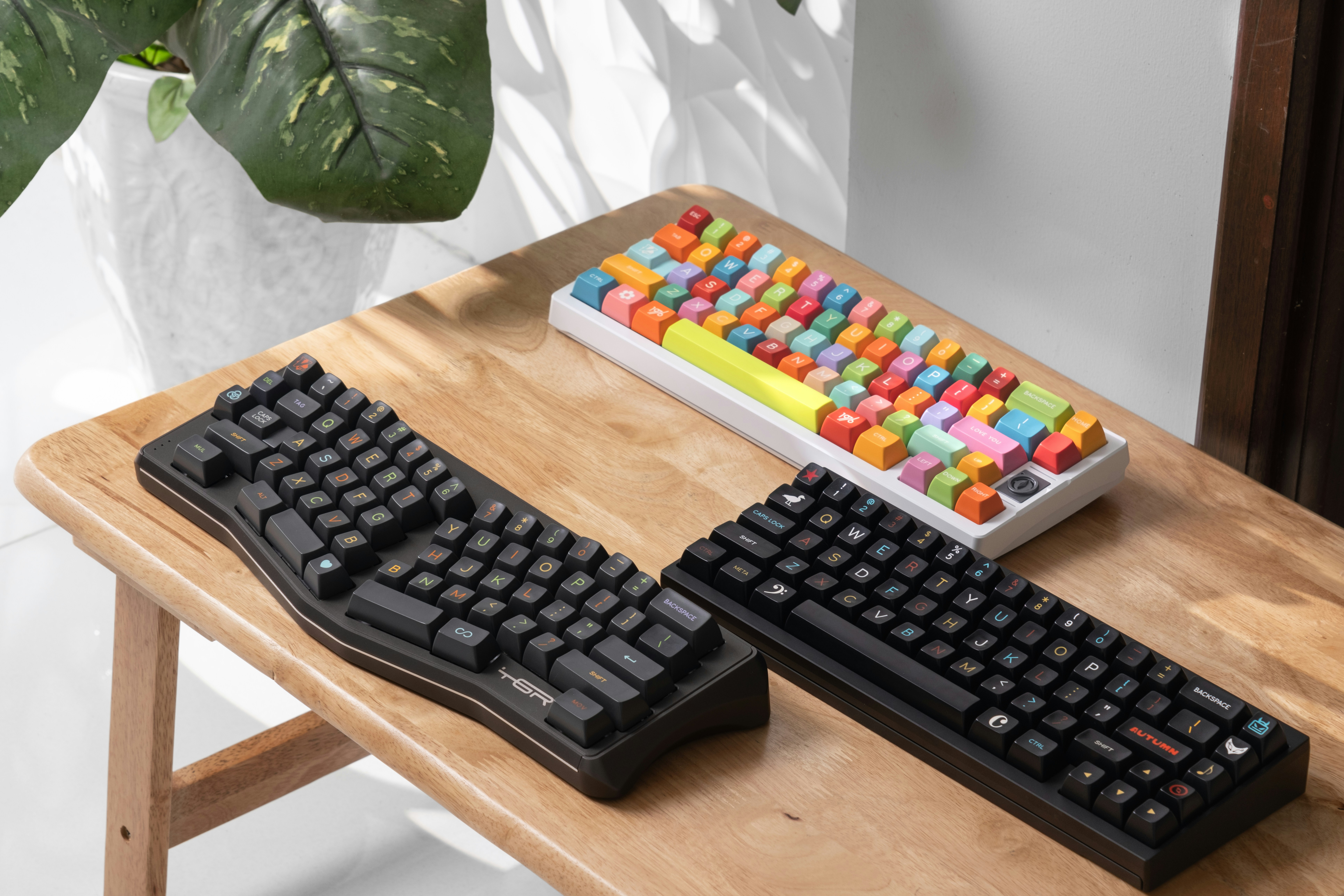 A keyboard and a keyboard pad sitting on a table