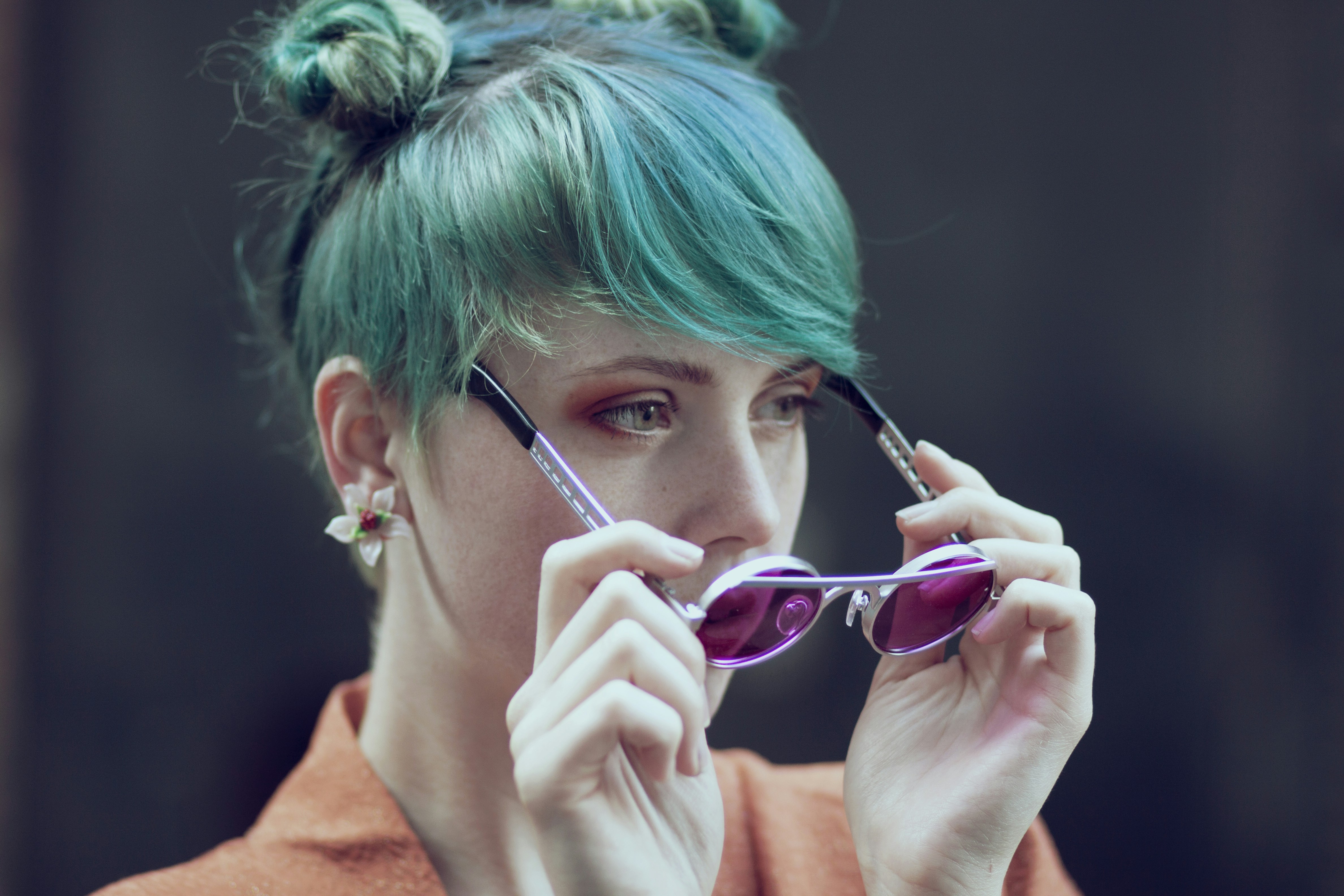 Eine Frau mit grünen Haaren telefoniert mit einem Handy