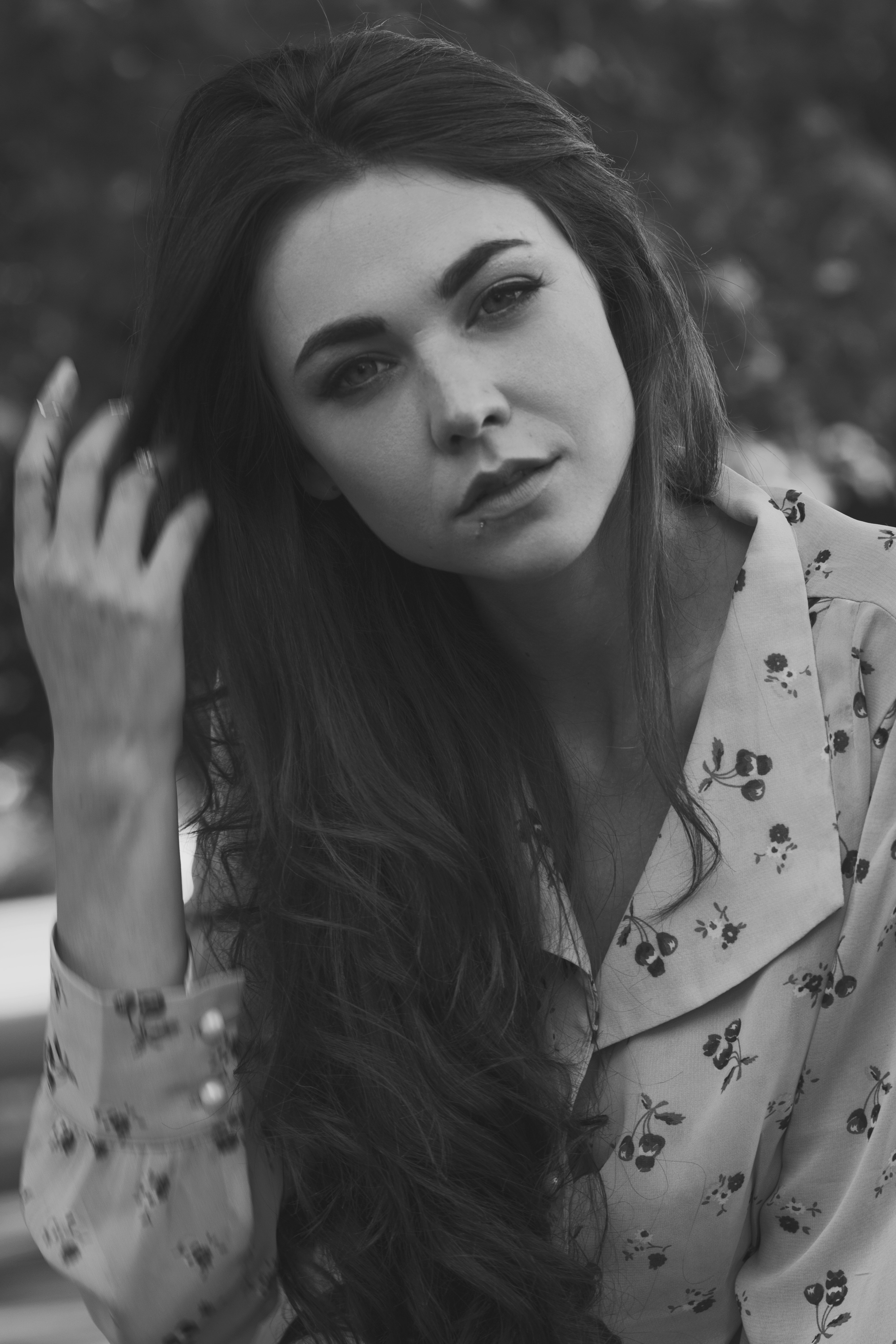 Eine Frau mit langen Haaren sitzt auf einer Bank