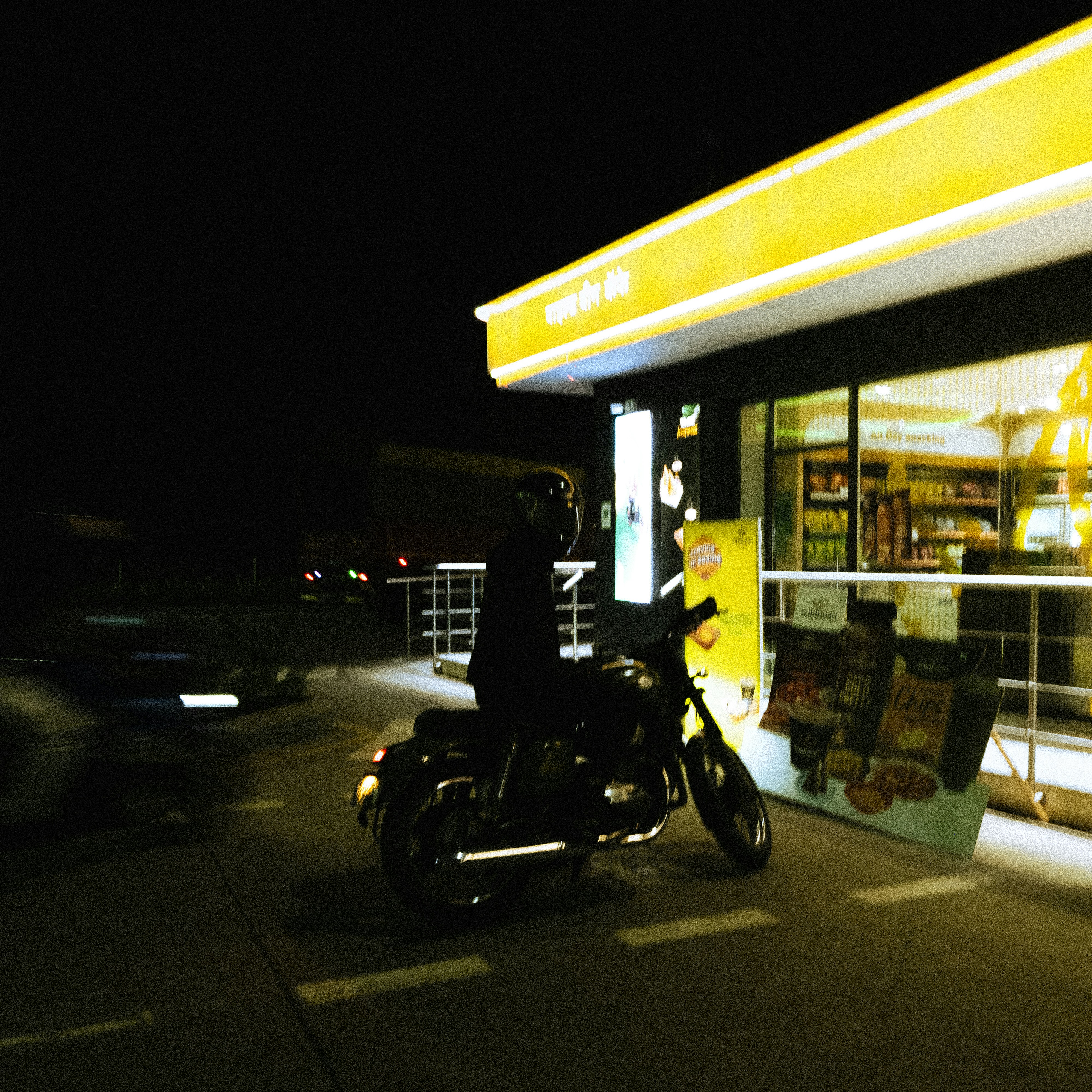 Sebuah sepeda motor diparkir di depan restoran cepat saji