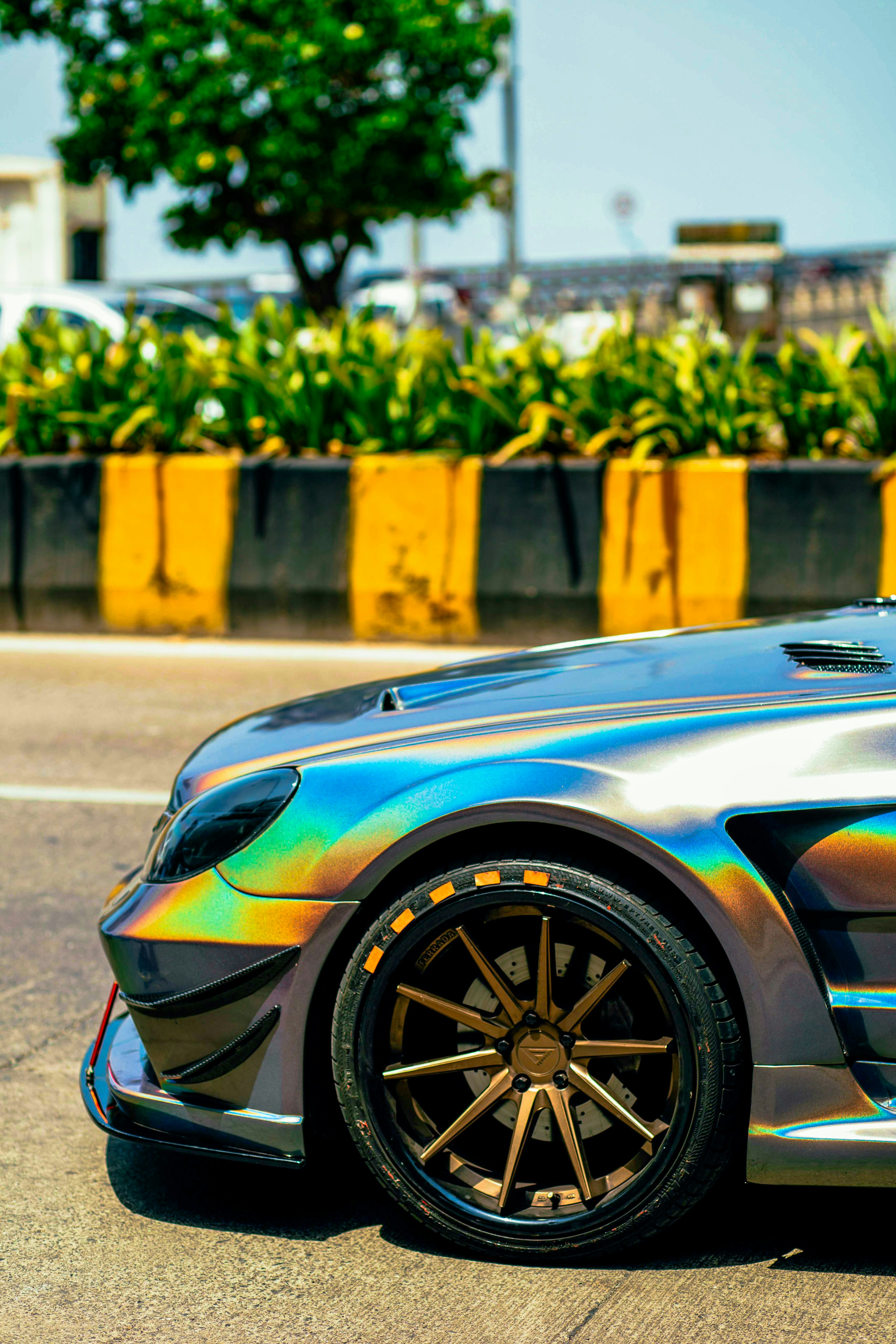 Un'auto sportiva argentata parcheggiata sul ciglio della strada