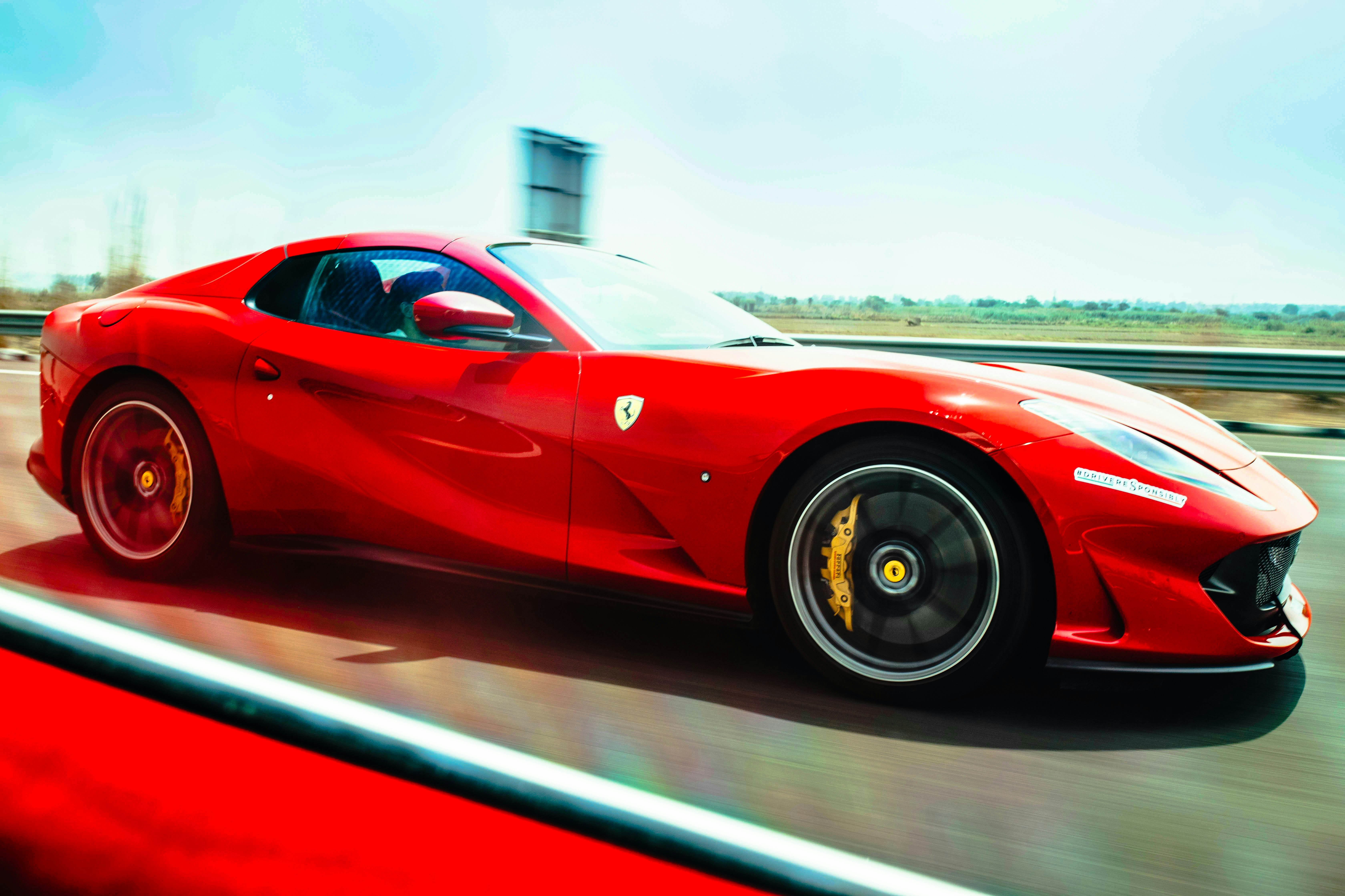 Un'auto sportiva rossa che percorre un'autostrada