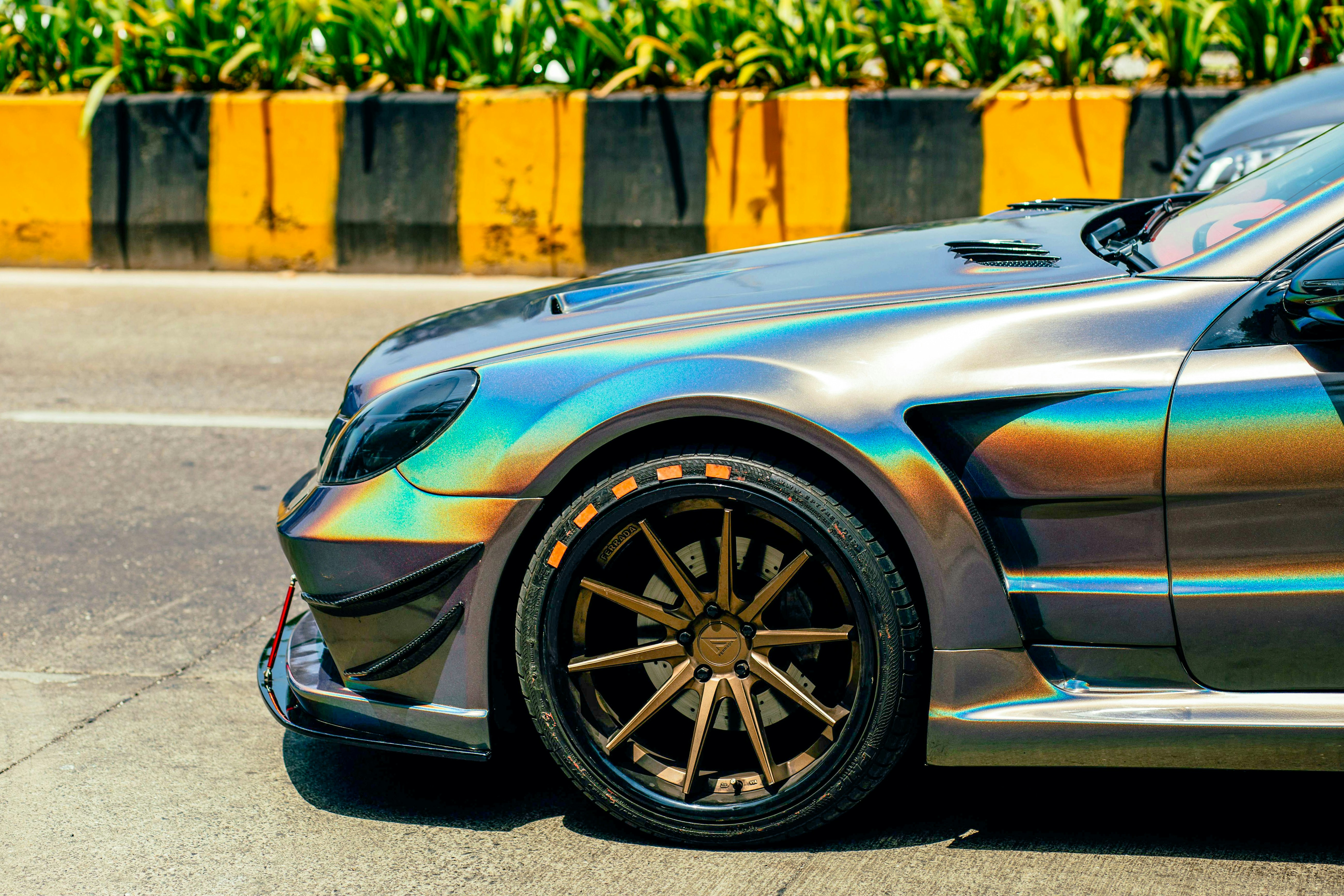 Un'auto parcheggiata sul ciglio della strada