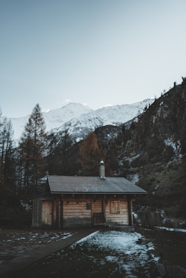 A small cabin in the middle of a mountain range