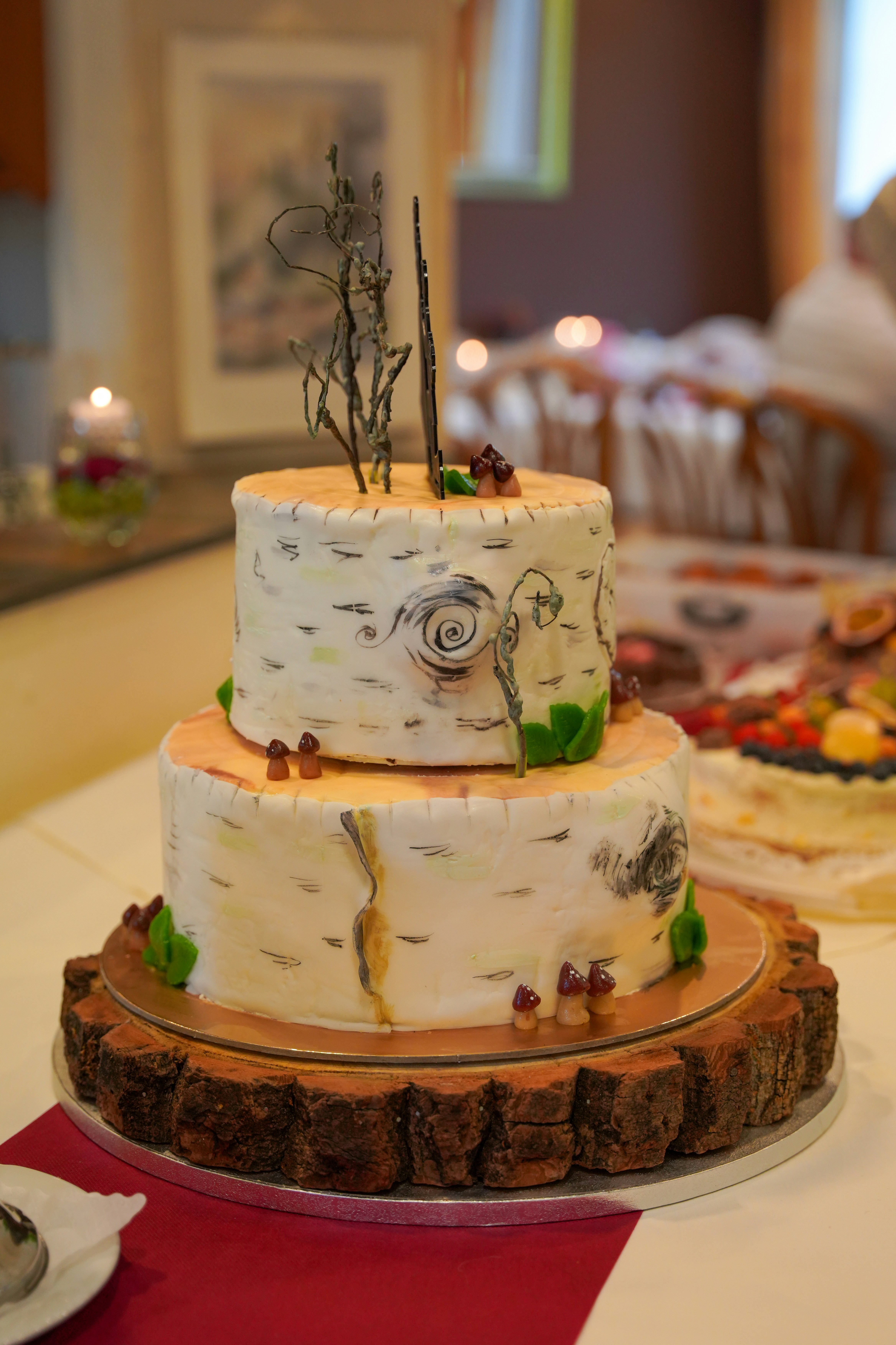 wedding cake layers, ilustrasi artikel Decadent Delights: Your Ultimate Guide to Wedding Cake Flavors 5