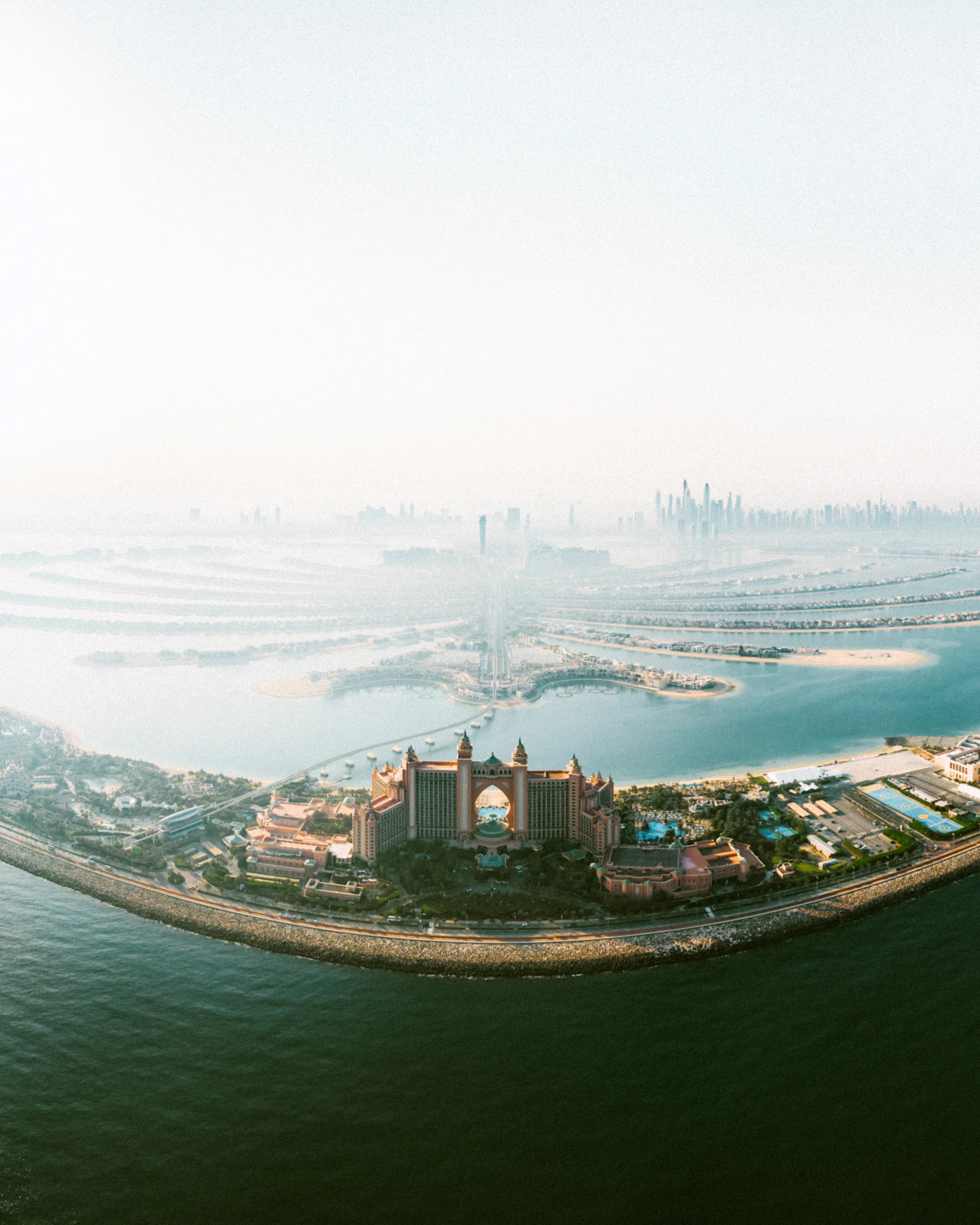 Luftbild der palmenförmigen Insel Palm Jumeirah vor Dubai
