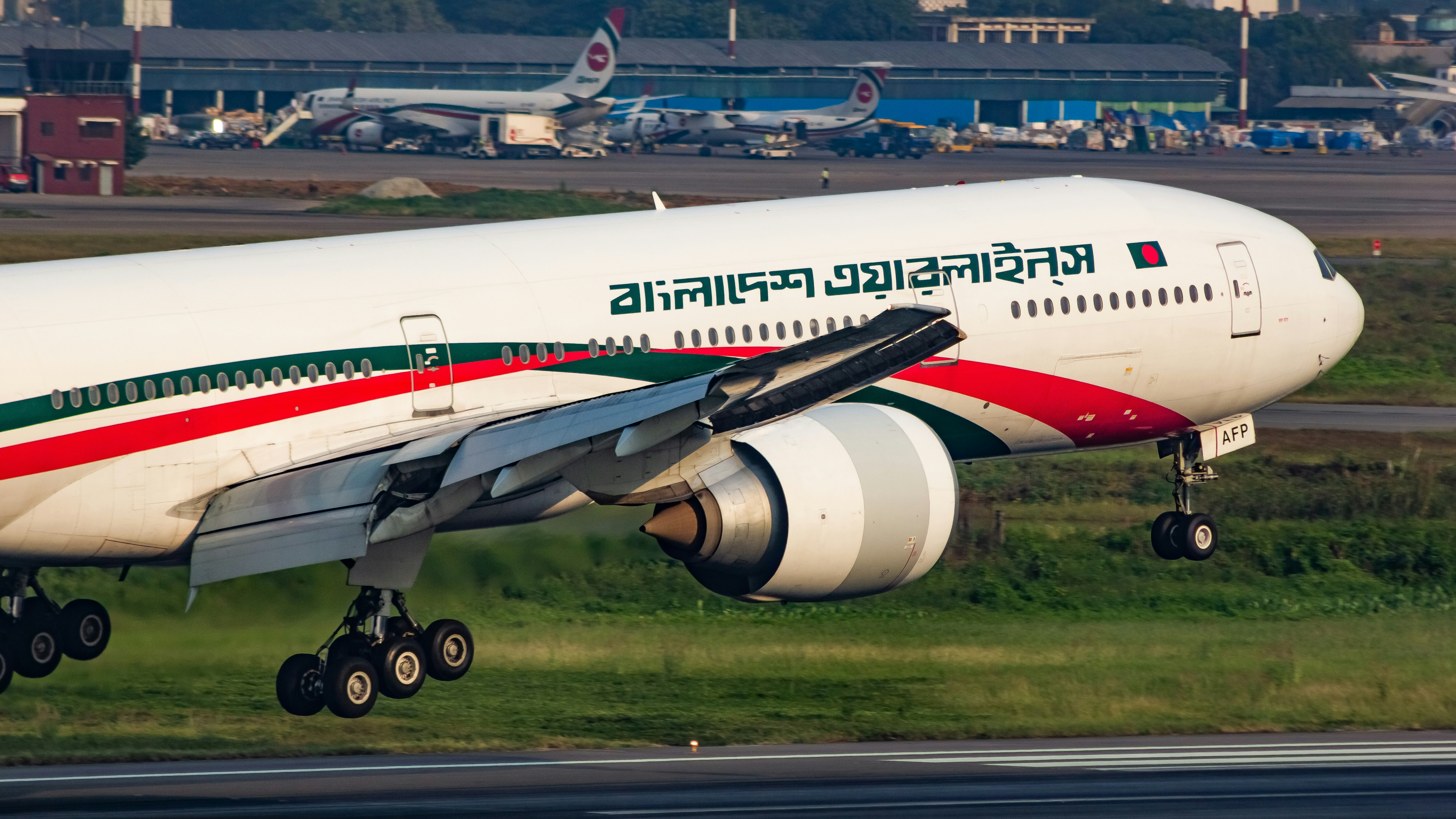 空港の滑走路から離陸する大型ジェット旅客機