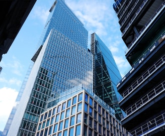 A view of a very tall building in the city