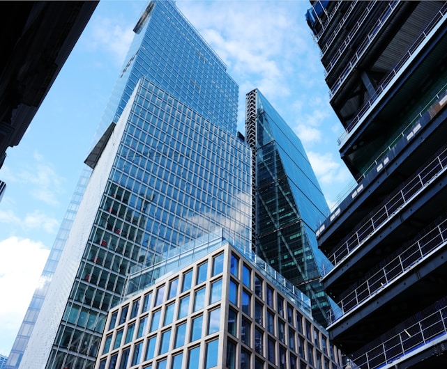 A view of a very tall building in the city