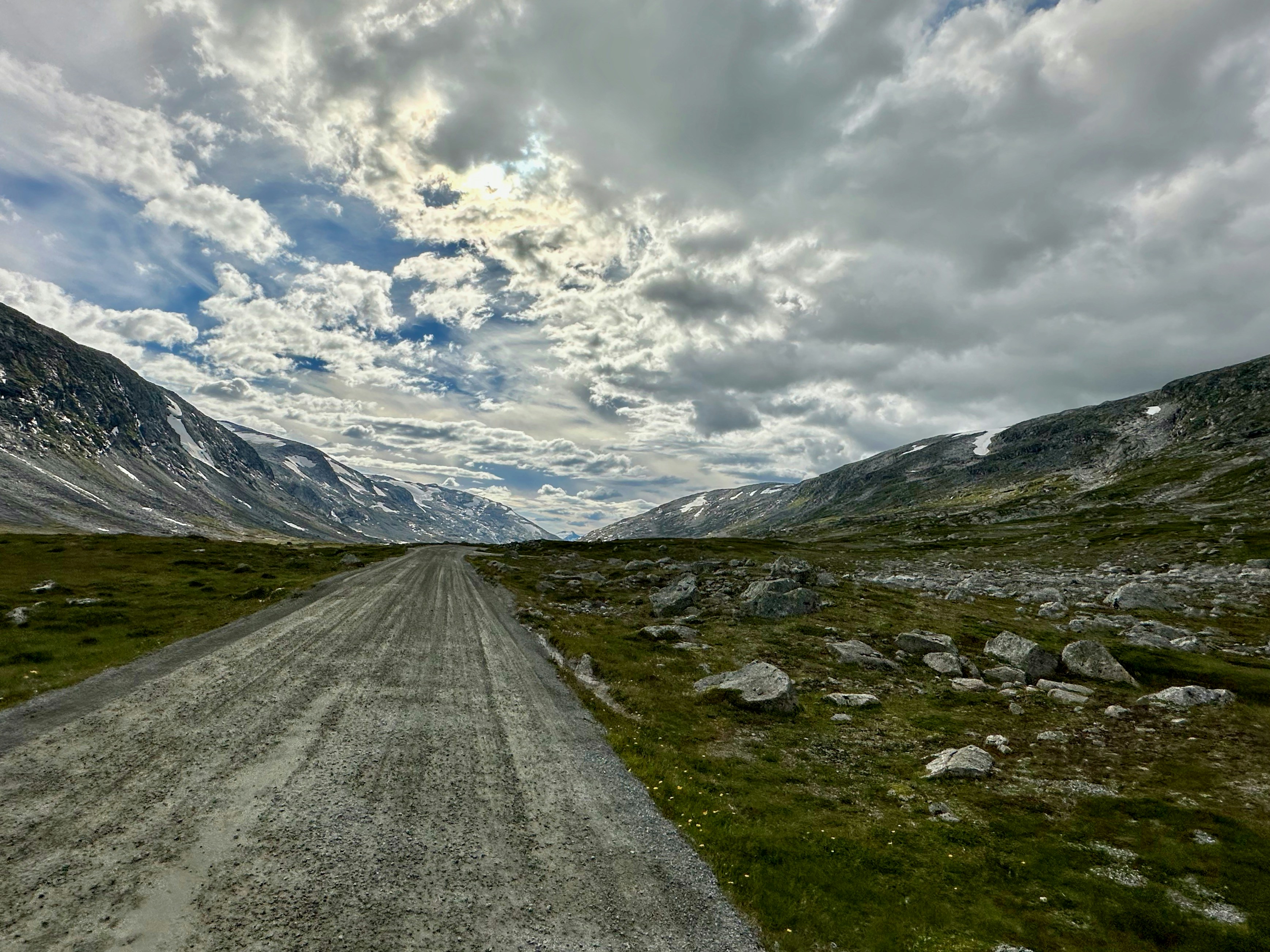 Una strada sterrata nel mezzo di una catena montuosa
