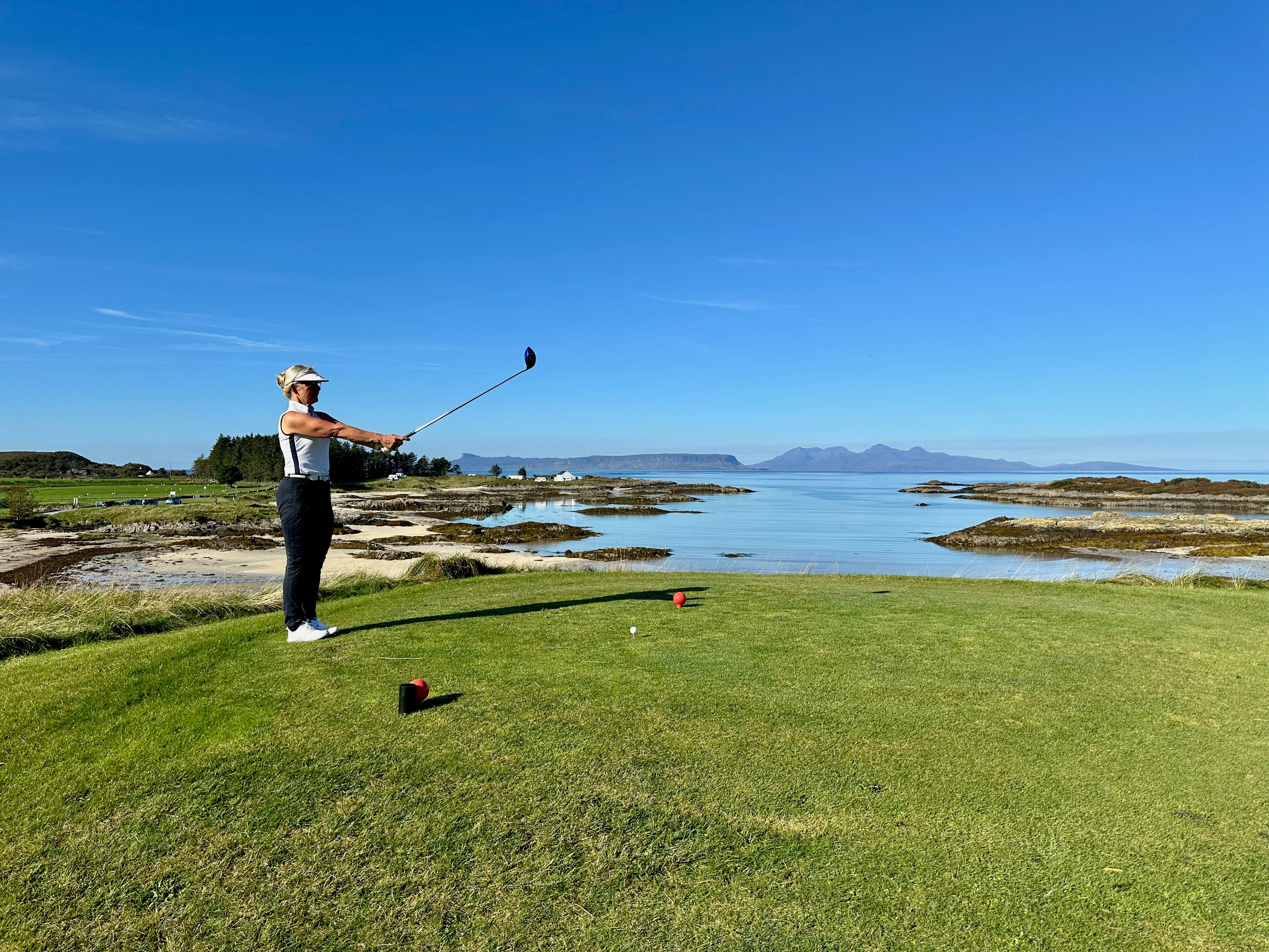 Un uomo sta giocando a golf su un campo da golf