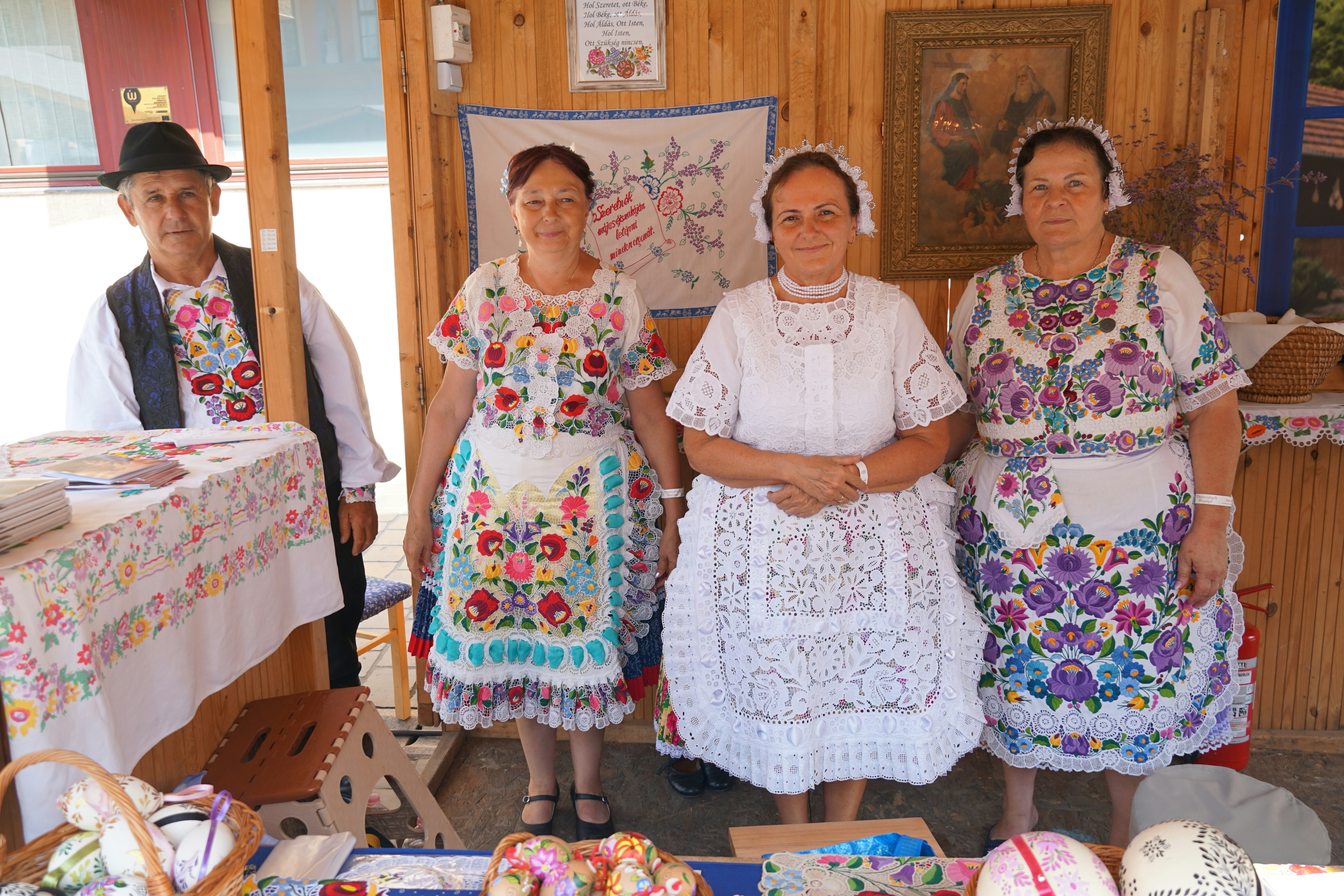 Un grupo de mujeres de pie una al lado de la otra