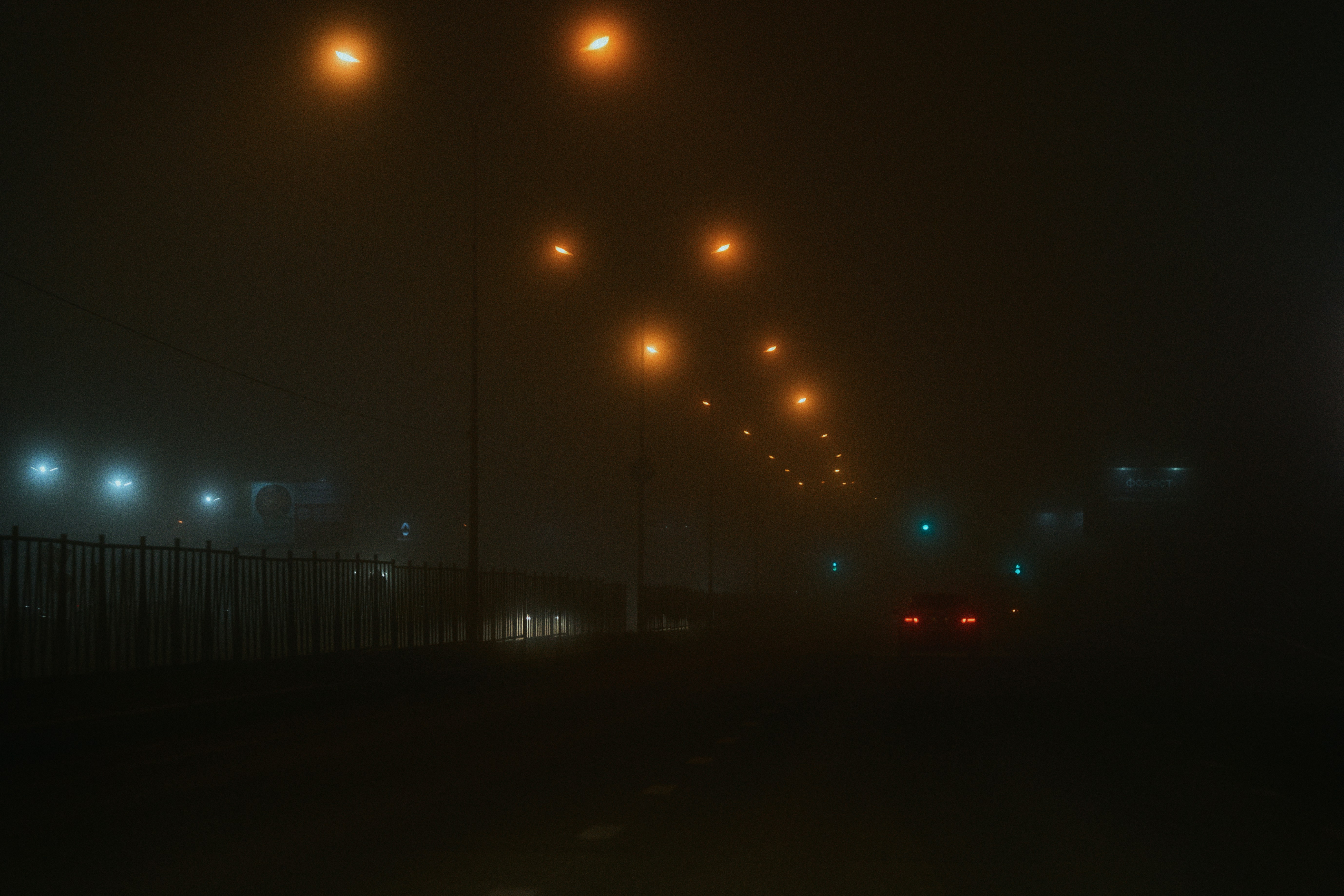 가로등과 거리 표지판이 있는 안개 낀 밤 사진 – Unsplash의 무료 이미지, image size:3000x2000