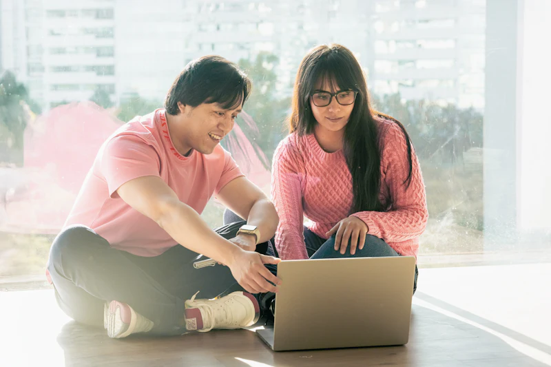 Pareja revisando sus cuentas con el portátil en casa