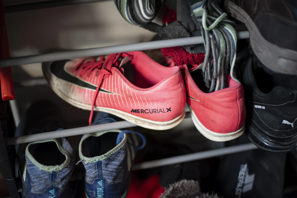 Mehrere Paar Schuhe an einem Gestell in einem Schuhgeschäft