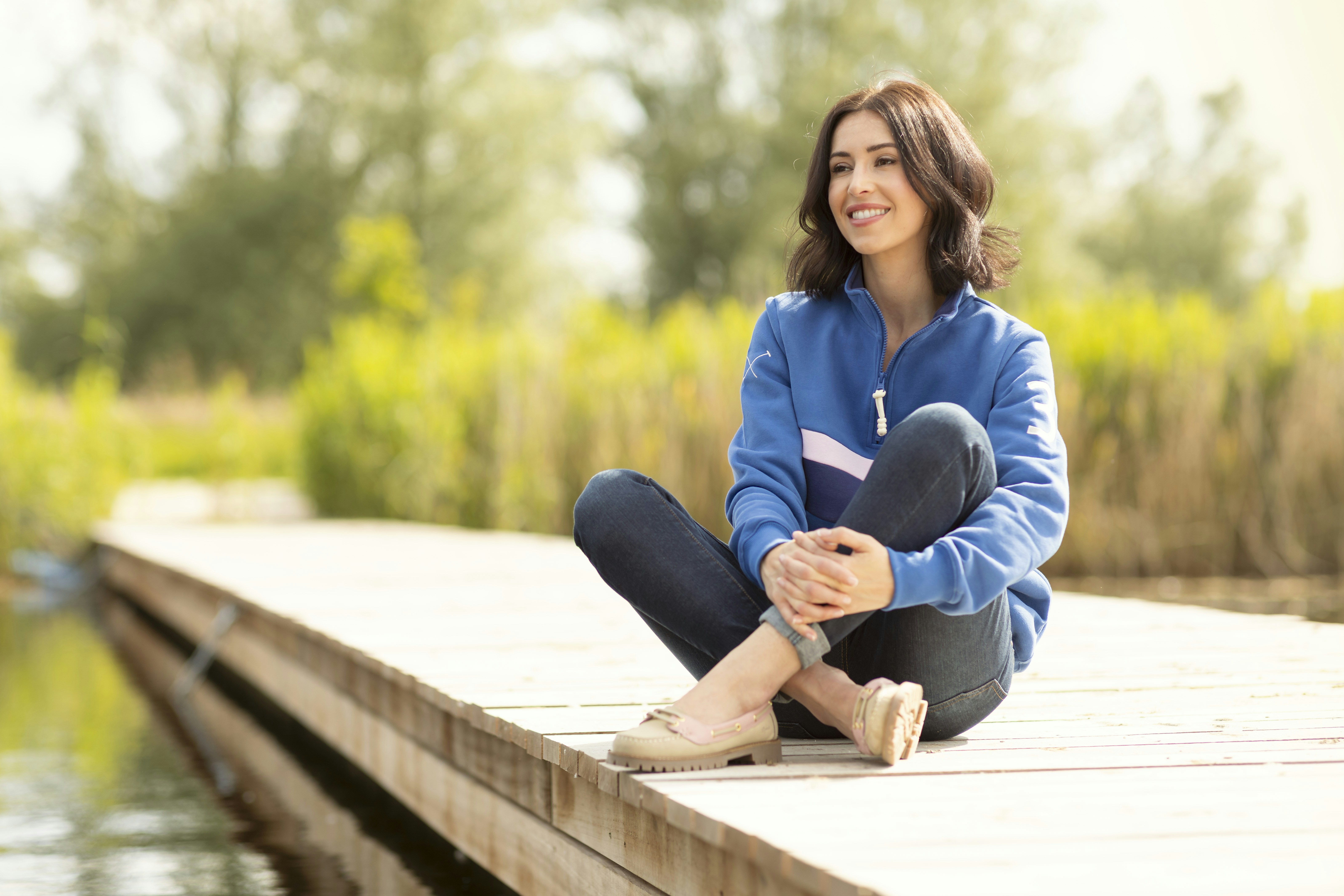 photo-1732708866430-c24dd208a0b4?ixid=M3wxMjA3fDB8MXxzZWFyY2h8MTh8fHdvbWVuJTI3cyUyMHN3ZWF0ZXJ8ZW58MHx8fHwxNzY1NzY5MzQ3fDA\u0026ixlib=rb-4.1.0