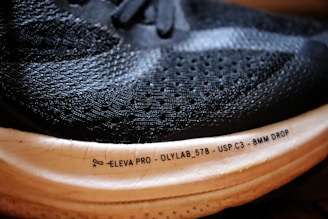 Um close de um sapato com sola de borracha