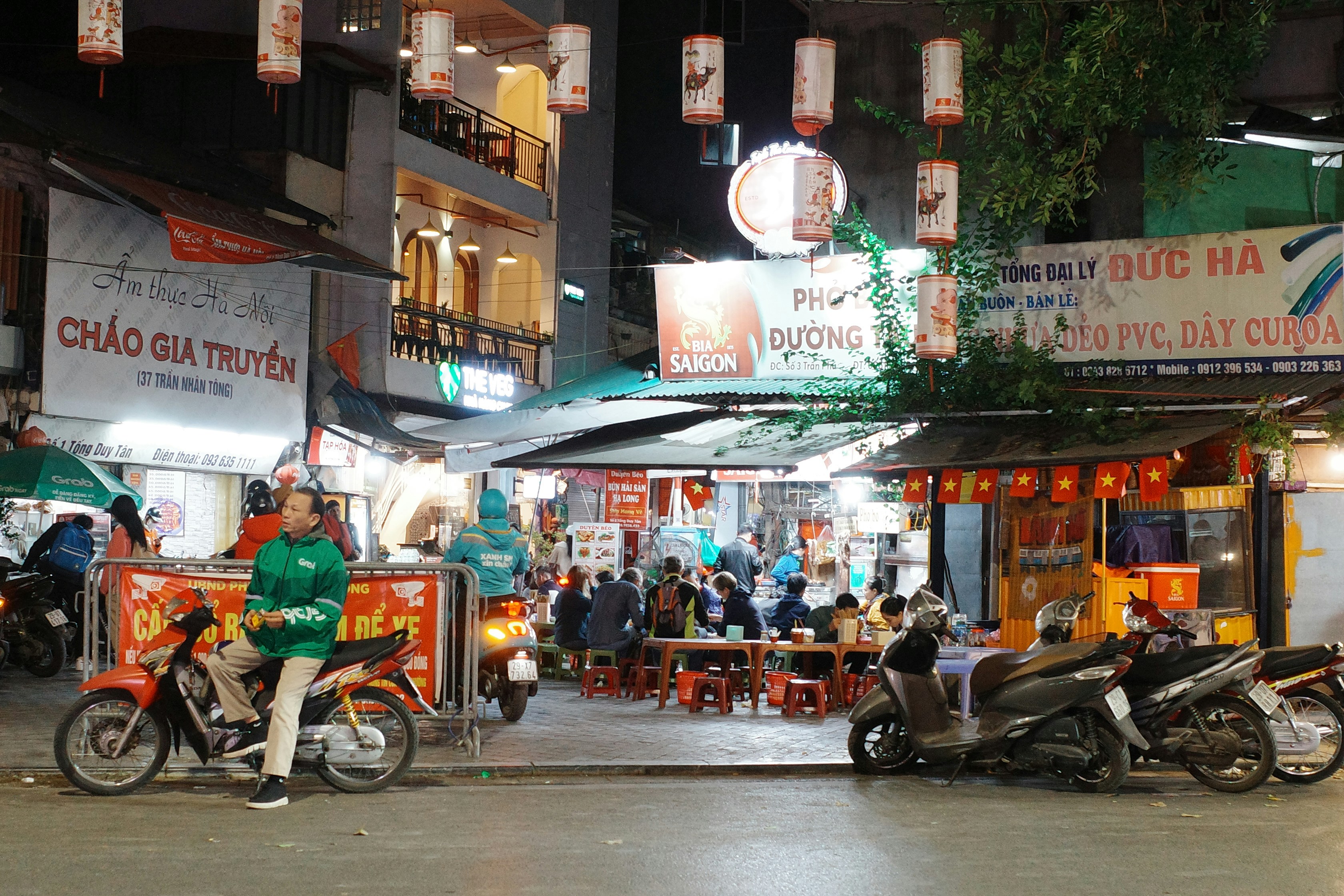 A group of motorcycles parked in front of a restaurant
