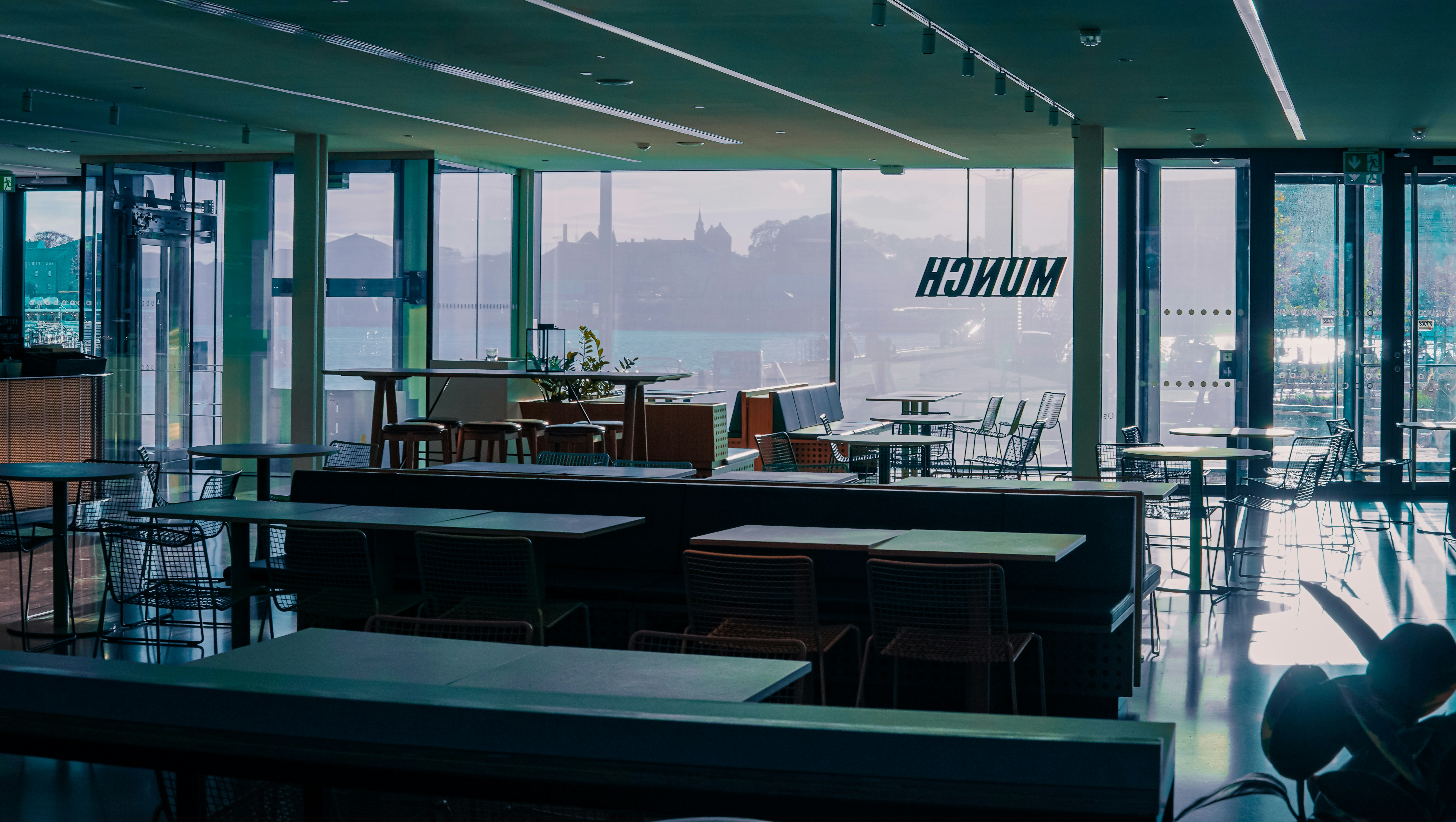 Una habitación grande con mesas, sillas y ventanas