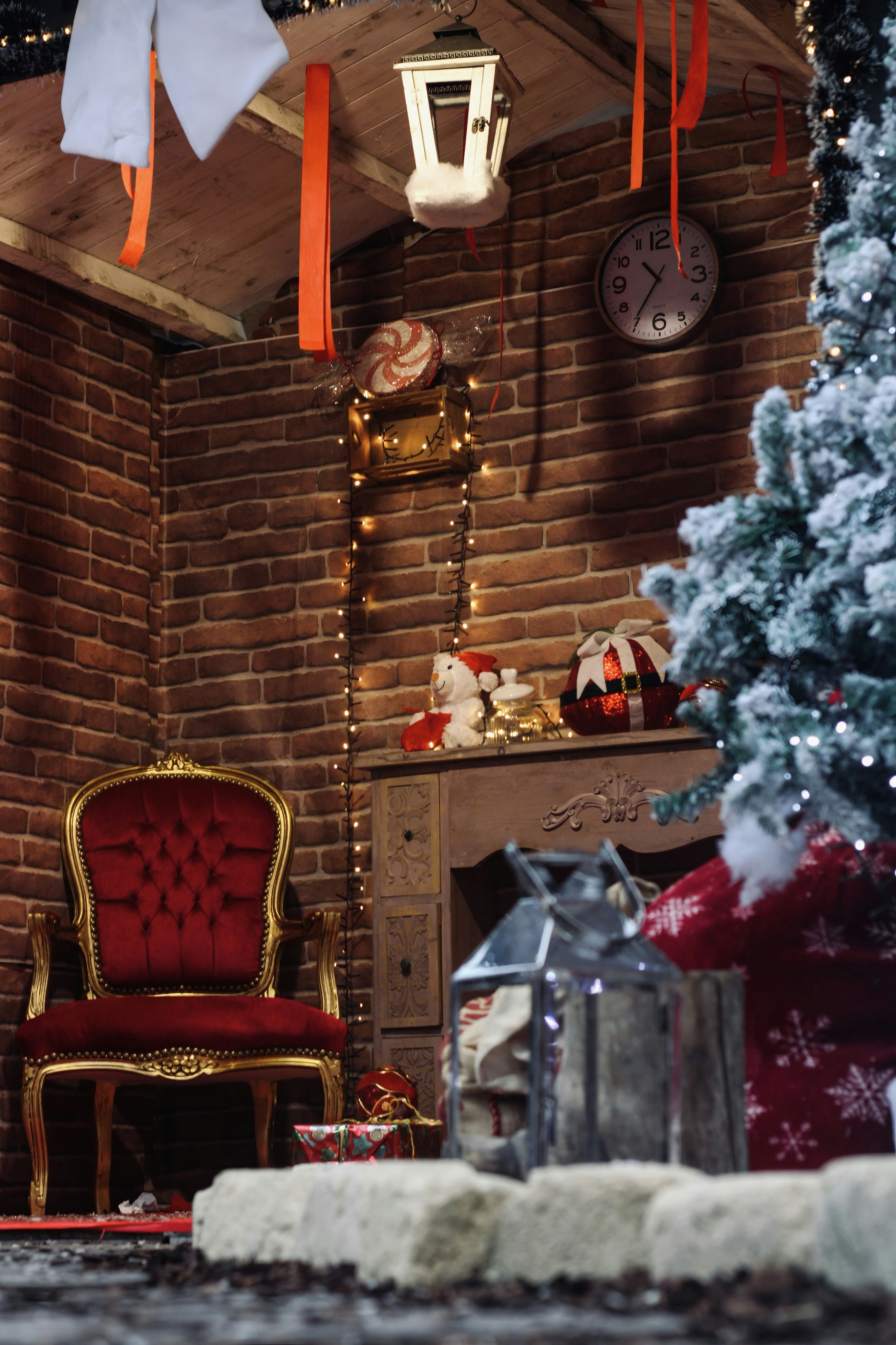 Ein Wohnzimmer mit einem Weihnachtsbaum und einem roten Stuhl