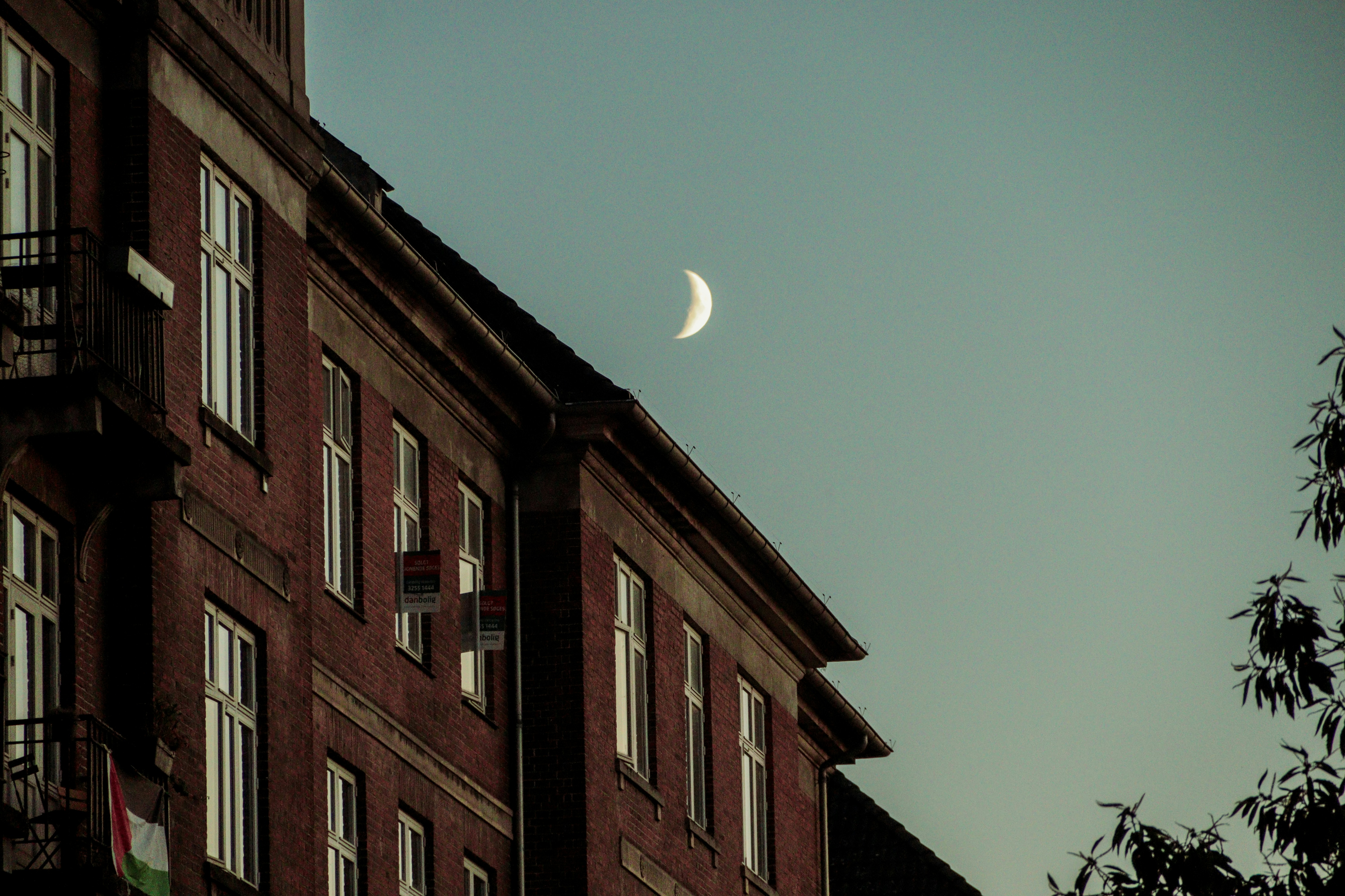 Kosmonauten auf dem Mond präsentieren ihre neue Routine