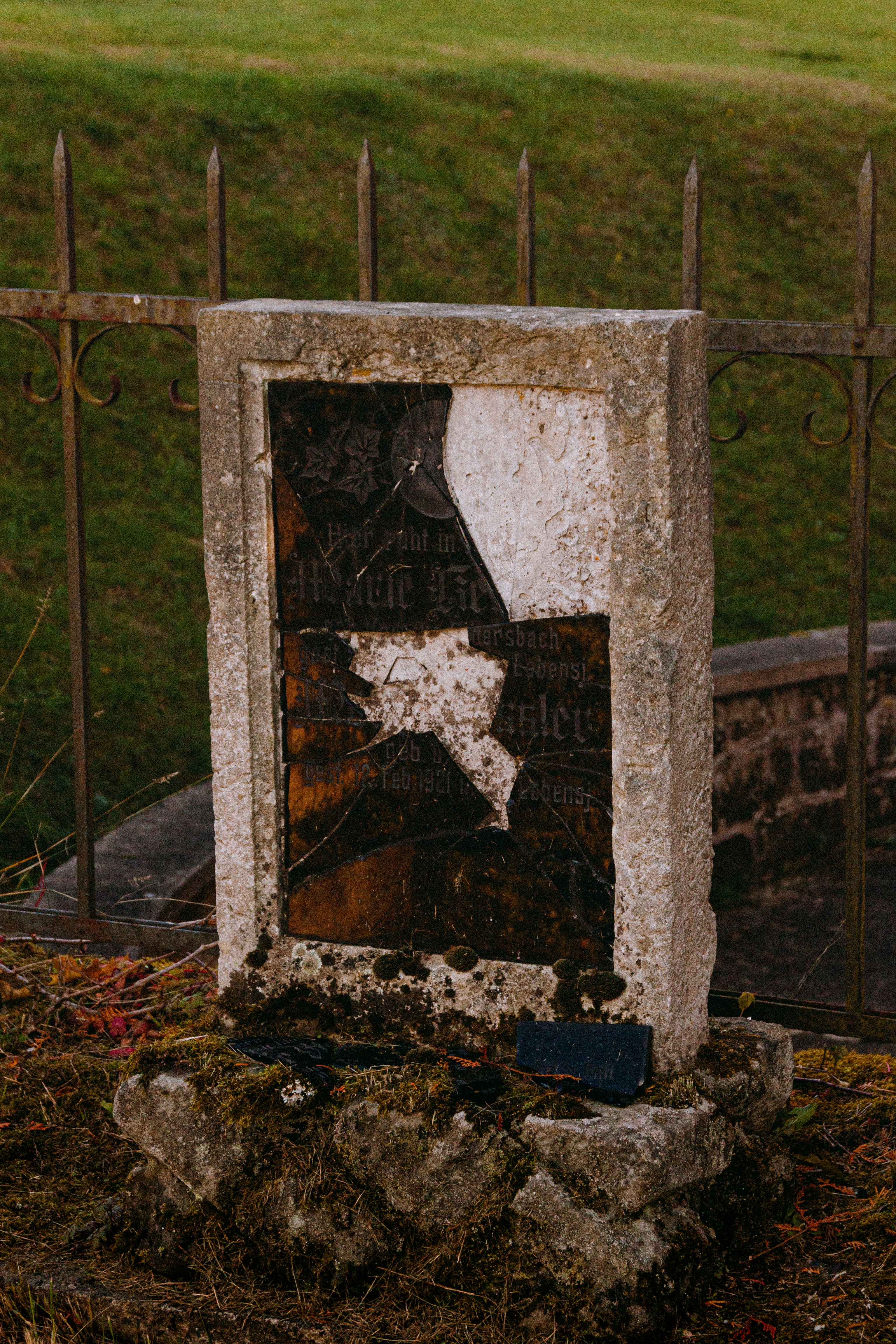 A monument with a picture of the state of texas on it