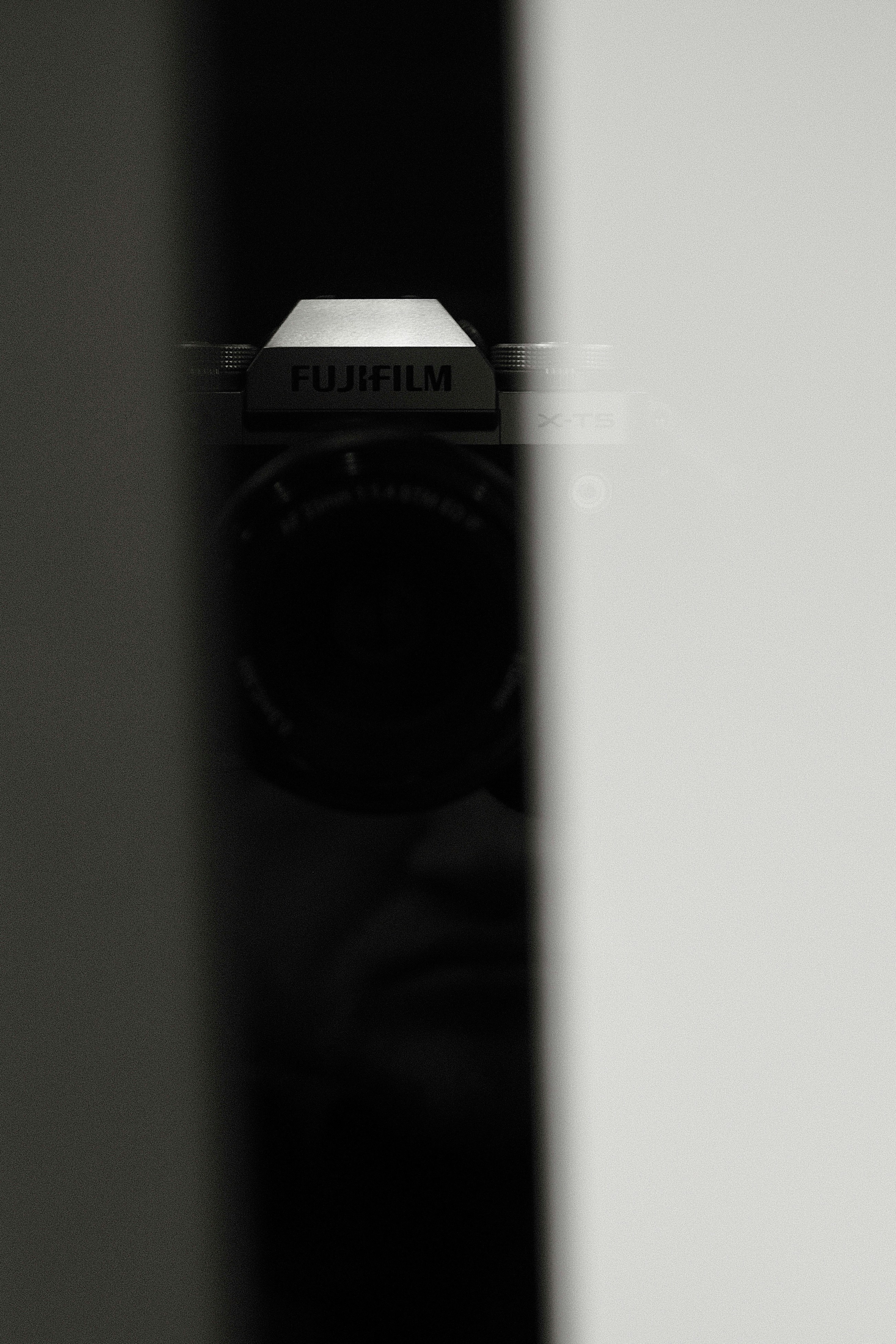 Das Spiegelbild eines Mannes in einem Spiegel mit einer Kamera