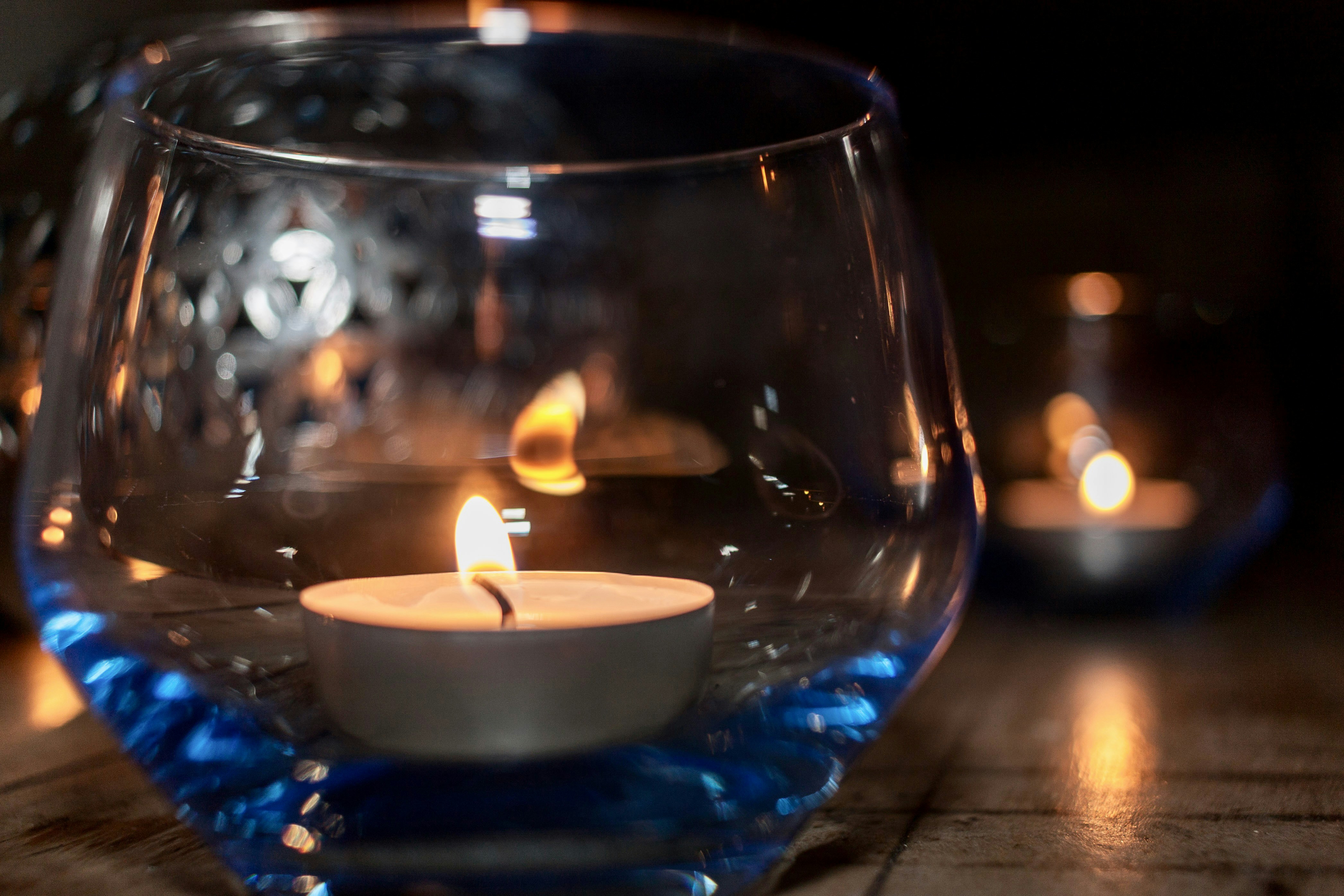 Une bougie qui se trouve à l’intérieur d’un verre