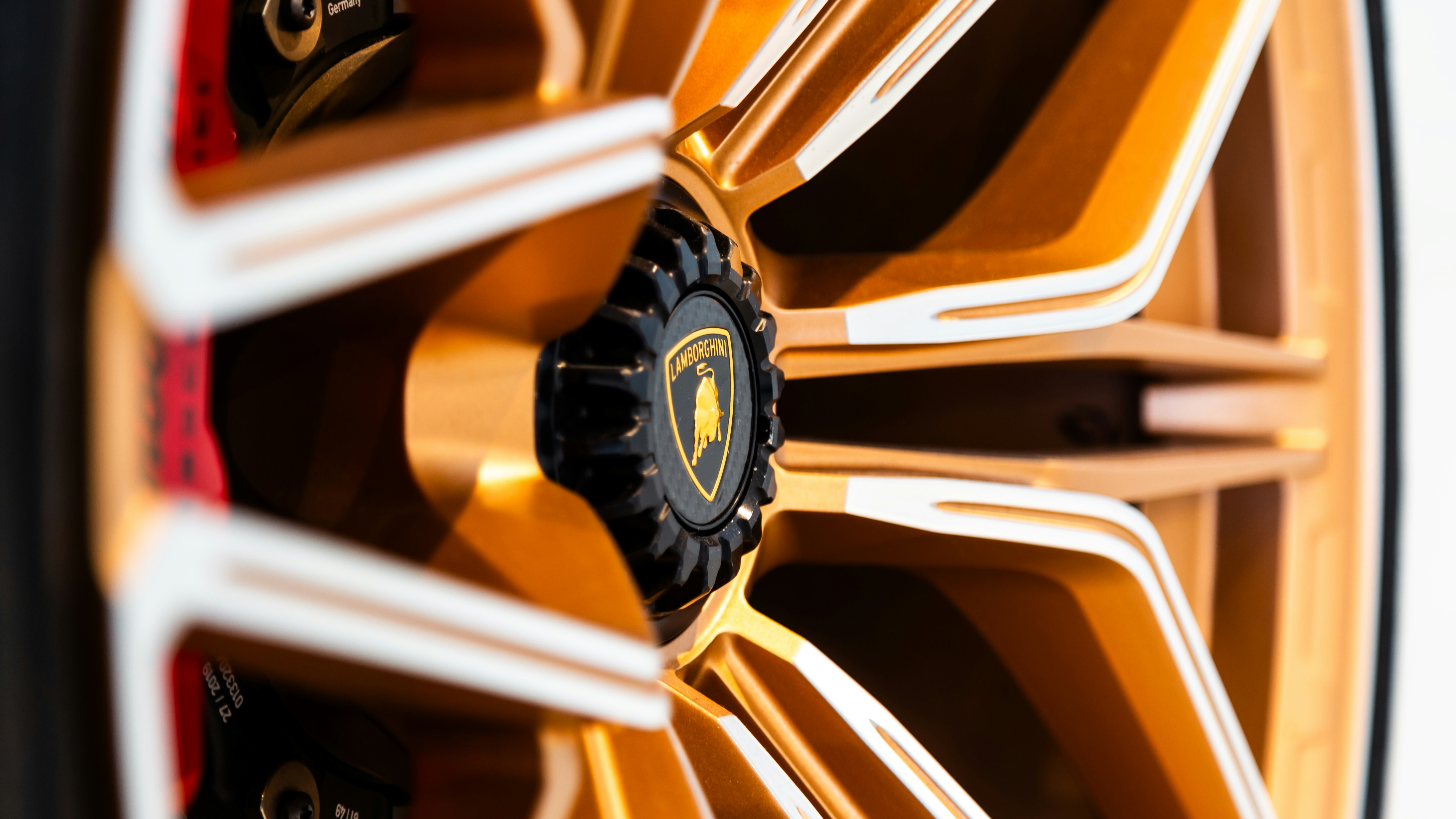 A close up of a wheel of a vehicle photo – Free Car Image on Unsplash