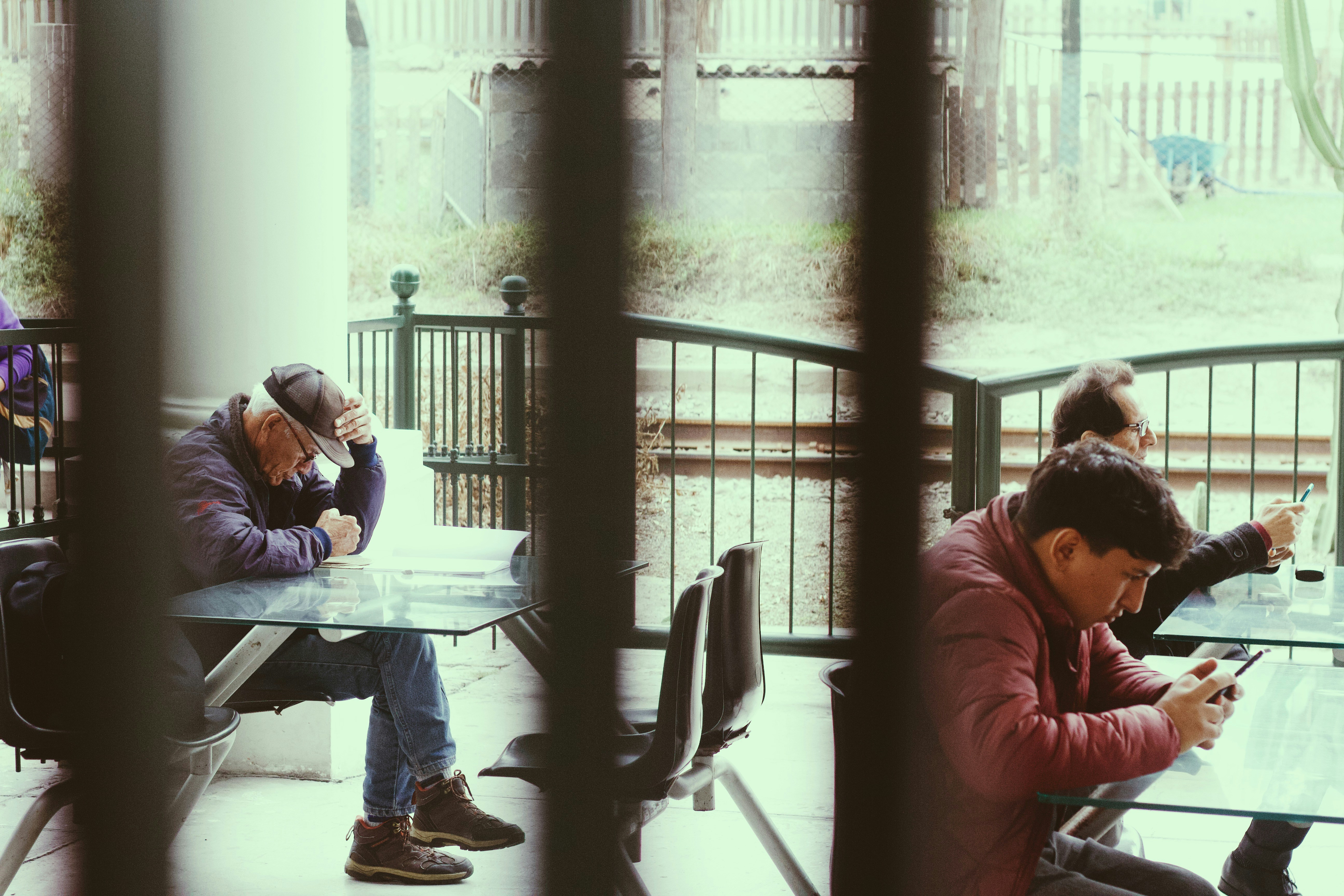 Couple assis côte à côte à une table profitant d un moment de détente lors d un repas à Lima