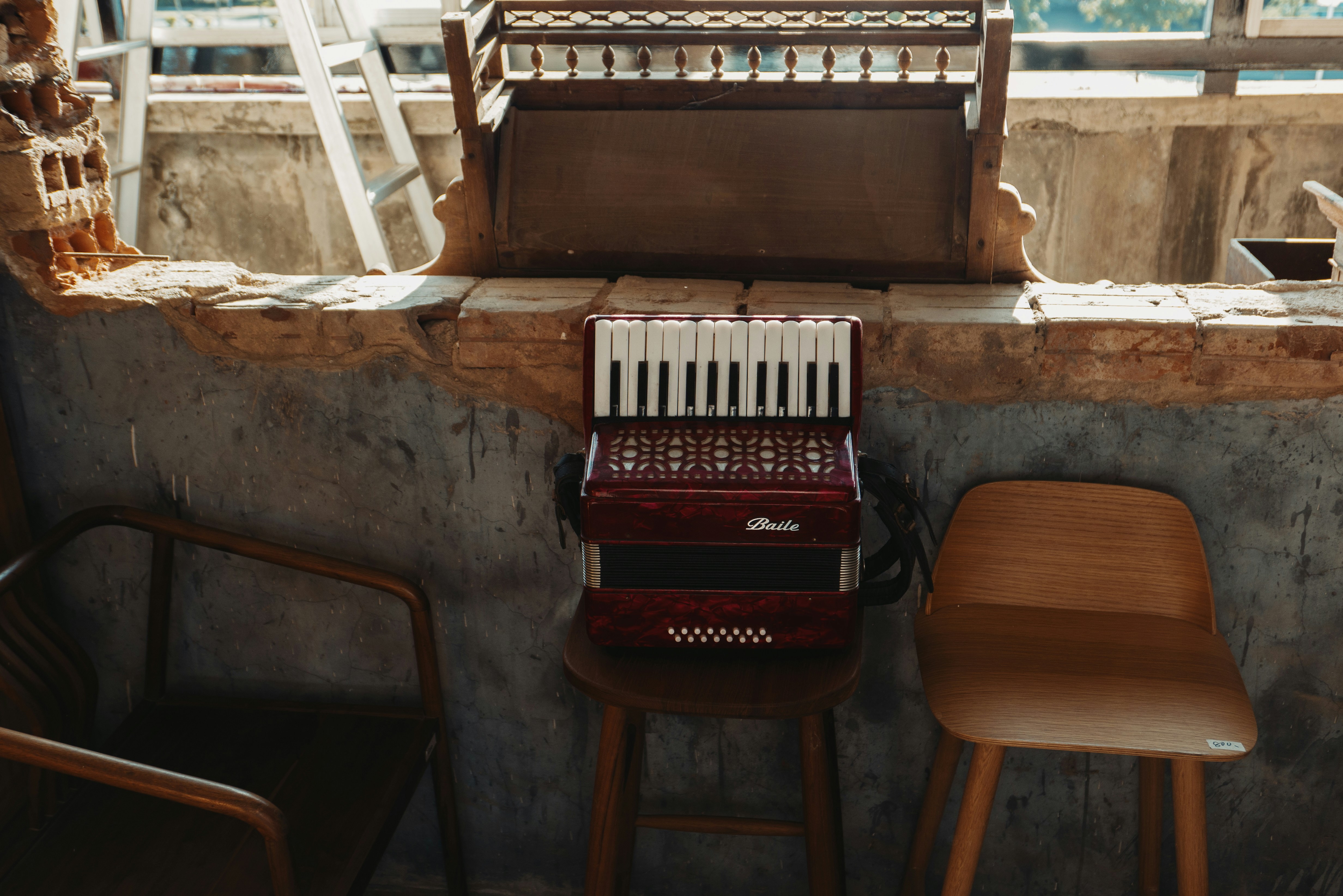 Una fila de sillas sentadas una al lado de la otra frente a una ventana