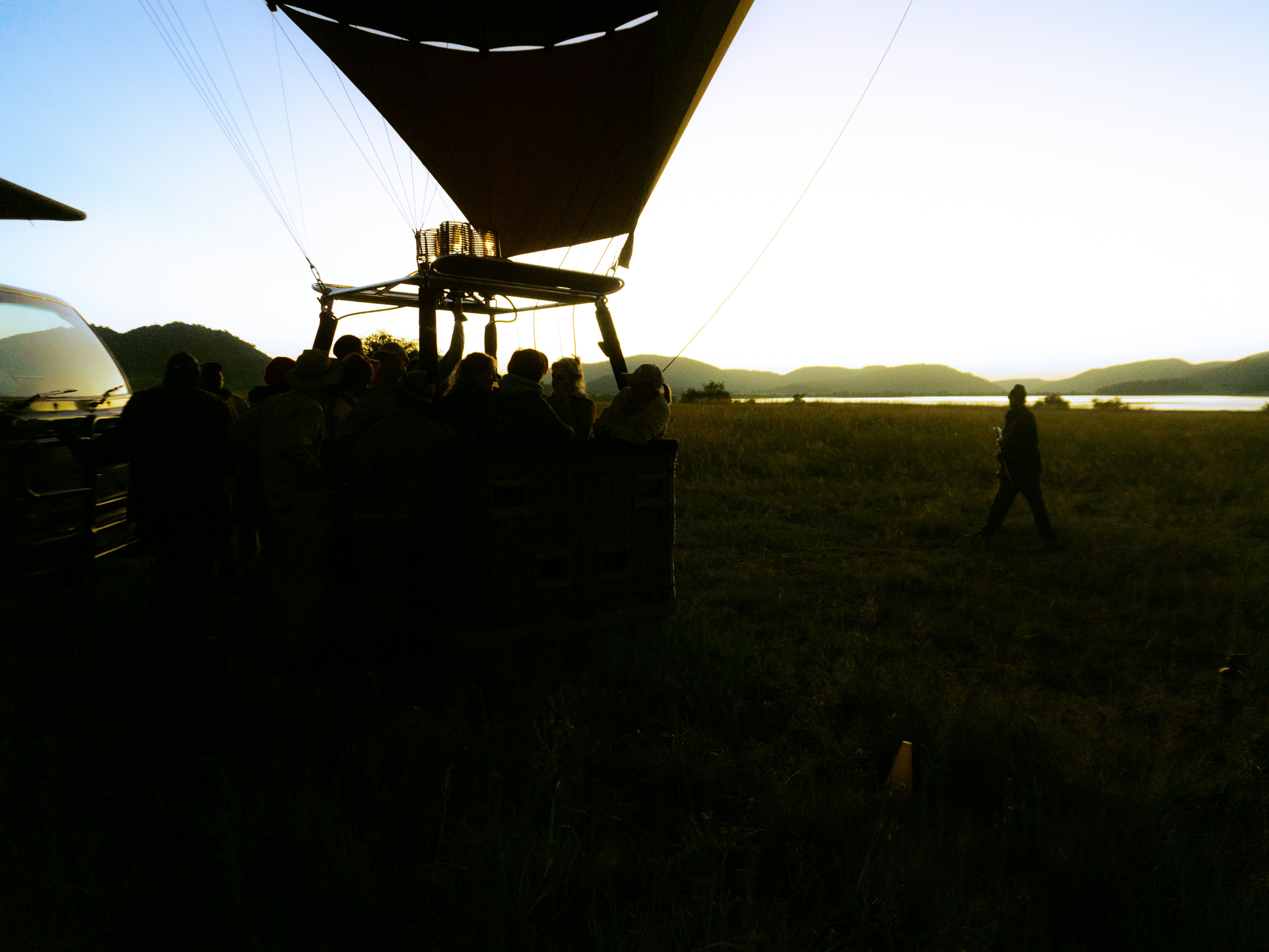 Eine Gruppe von Menschen, die um einen Heißluftballon stehen